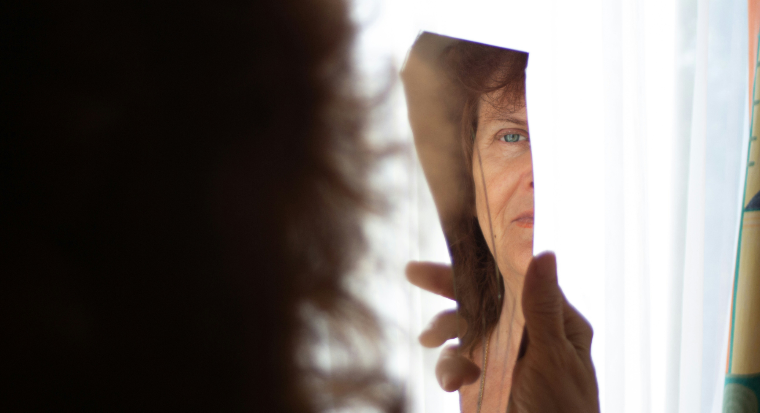 overgangsalder psykiske symptomer kvinde der kigger på sig selv i spejl