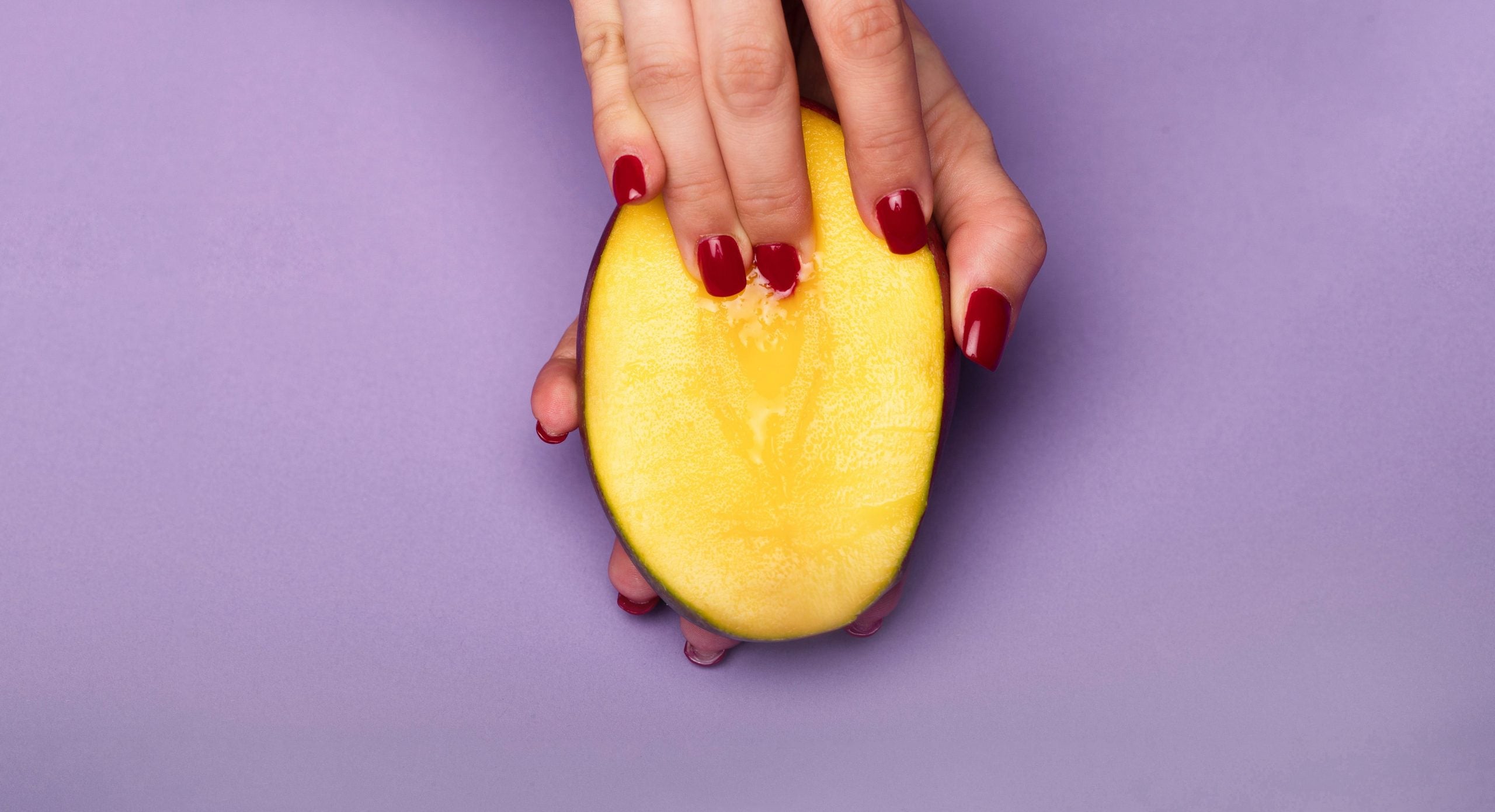 guide til mellemkødsmassage fingre der holder på en mango