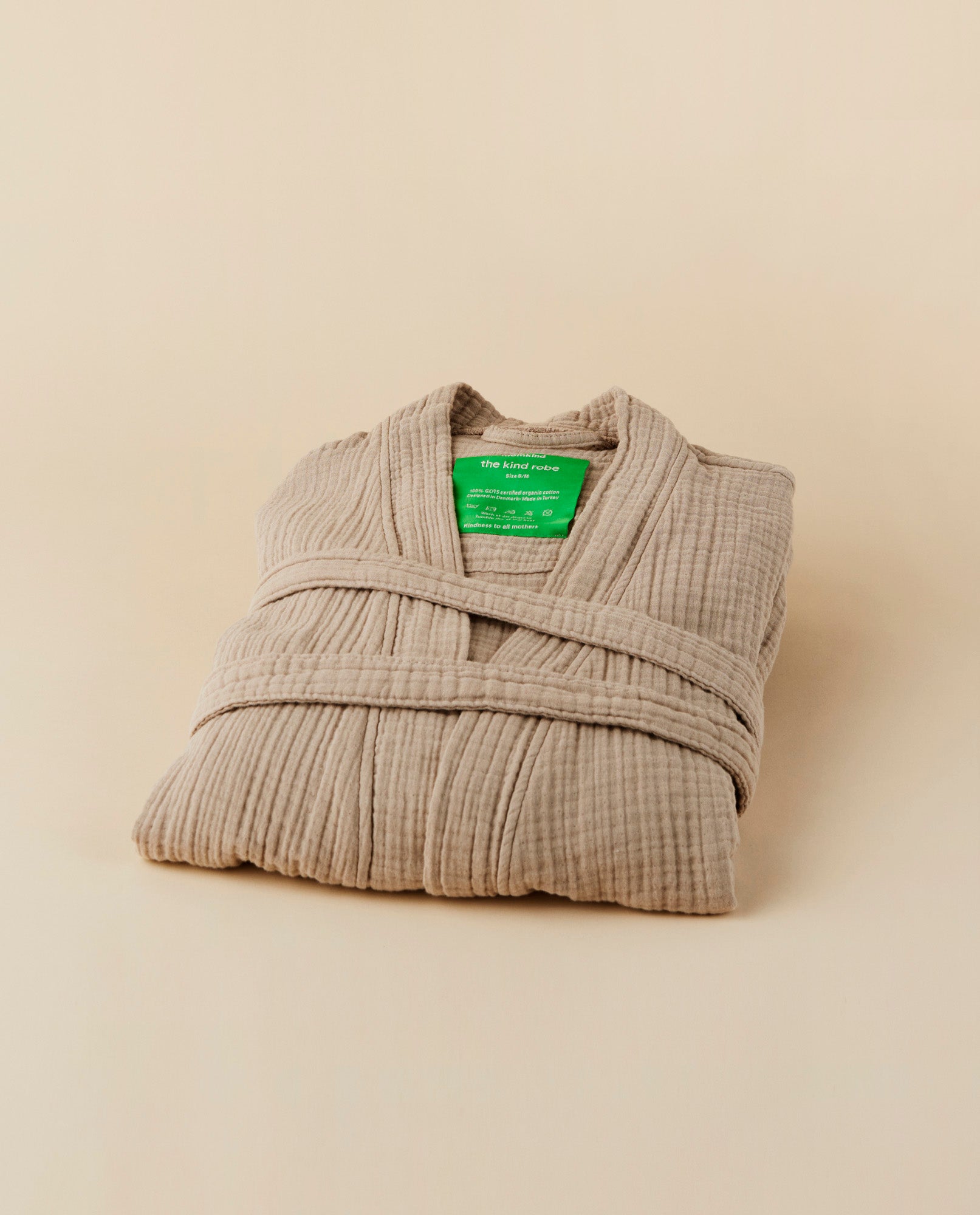 Billede af foldet morgenkåbe fra momkind.