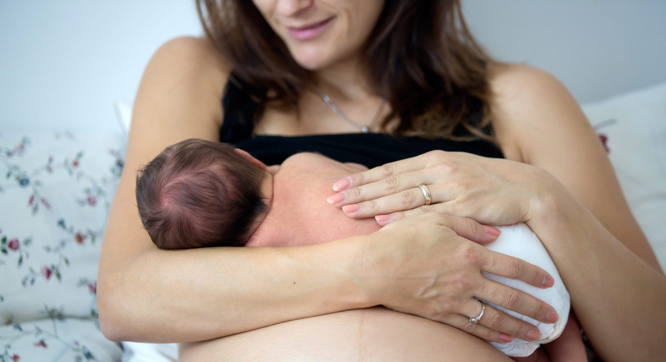 taber man sig af at amme kvinde ammer nyfødt baby