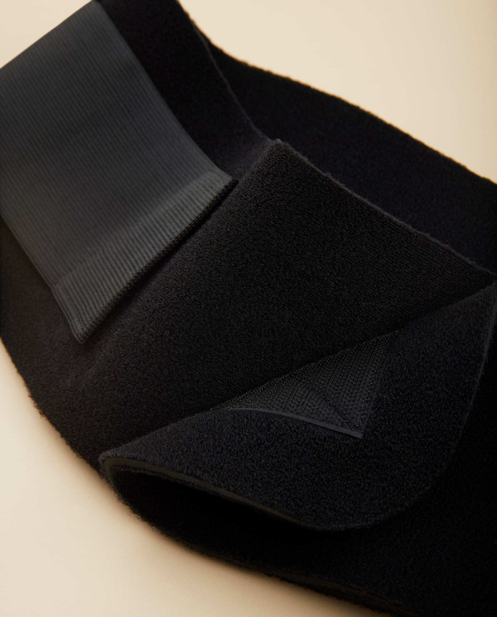 close up af detaljer på bækkenbælte til bækkenløsning fra momkind