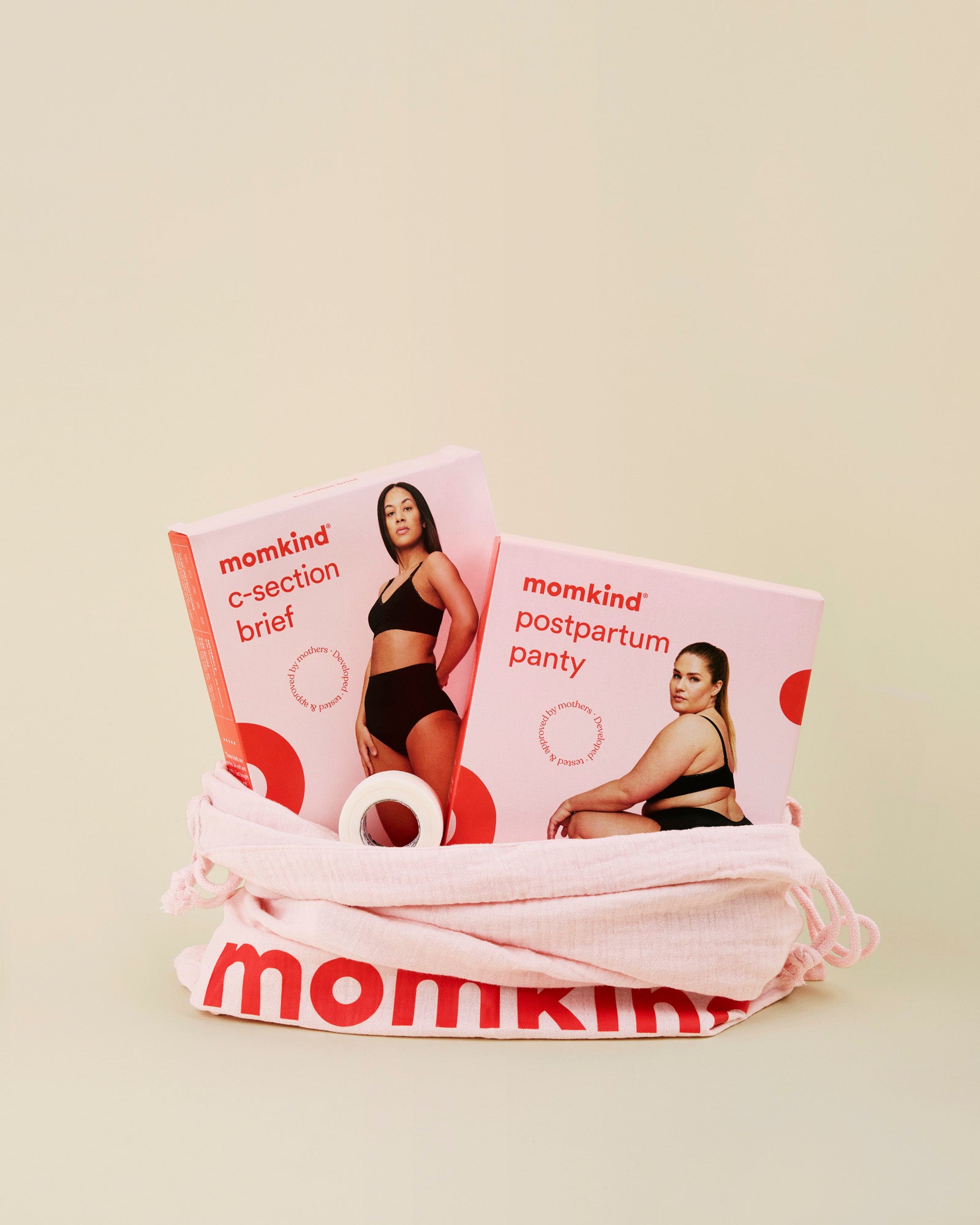 Momkind lille efterfødselspakke til kejsersnit. Posen indeholder englehud plaster, efterfødselstrusser og kejsersnittrusser.