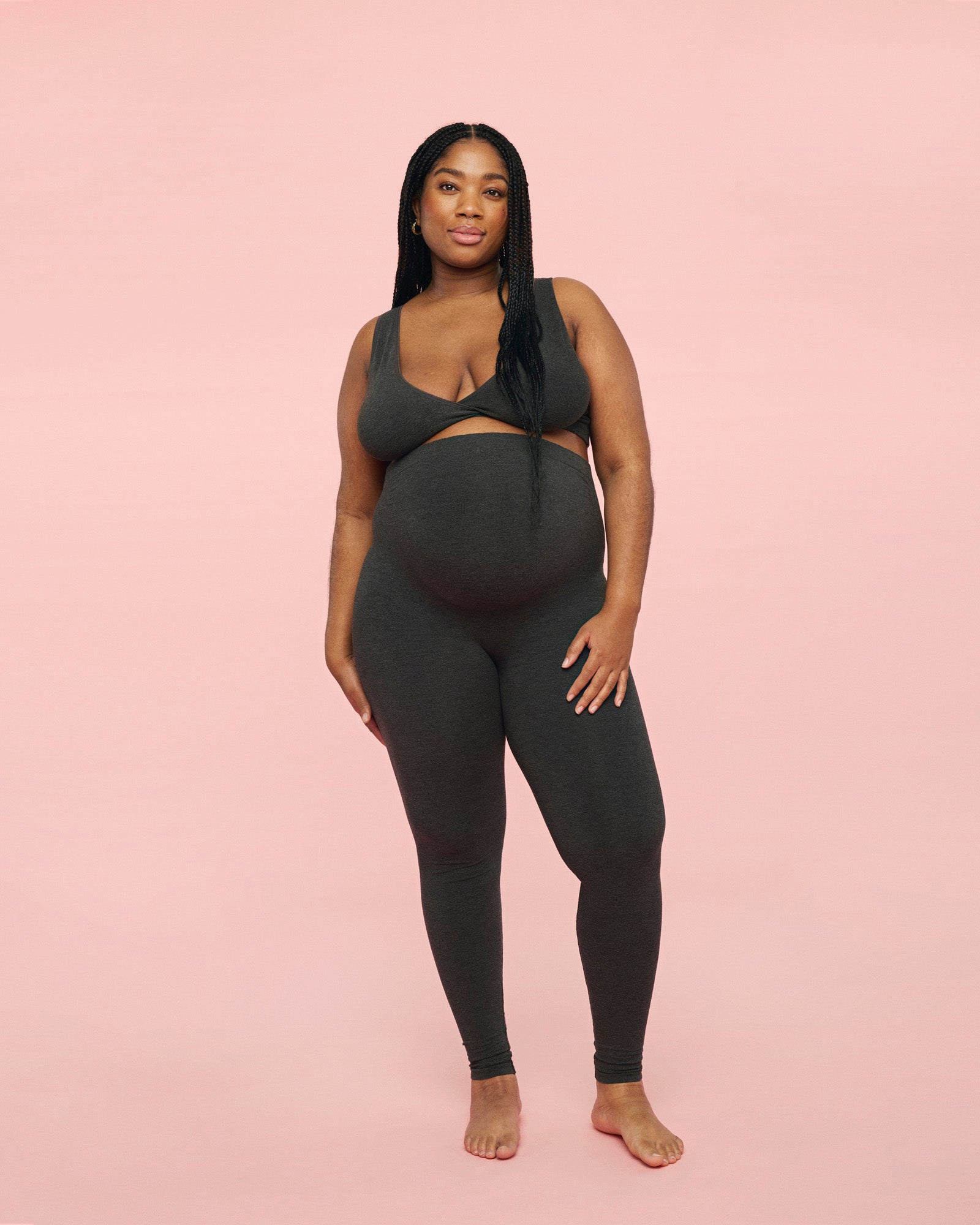 gravid kvinde iført crossover bh og gravid leggings i grå fra momkind.