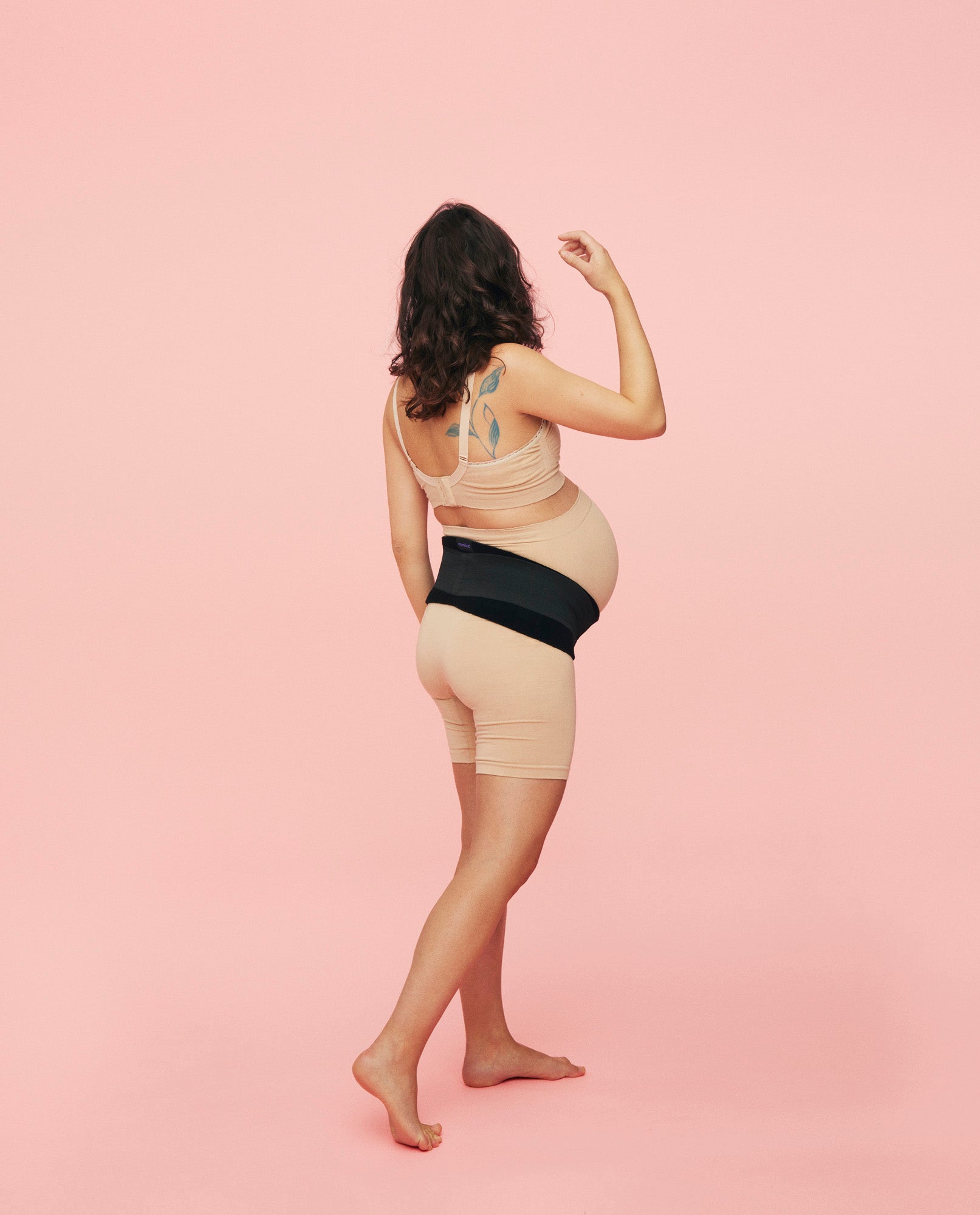 gravid kvinde iført bækkenbælte fra momkind til ondt i lænden