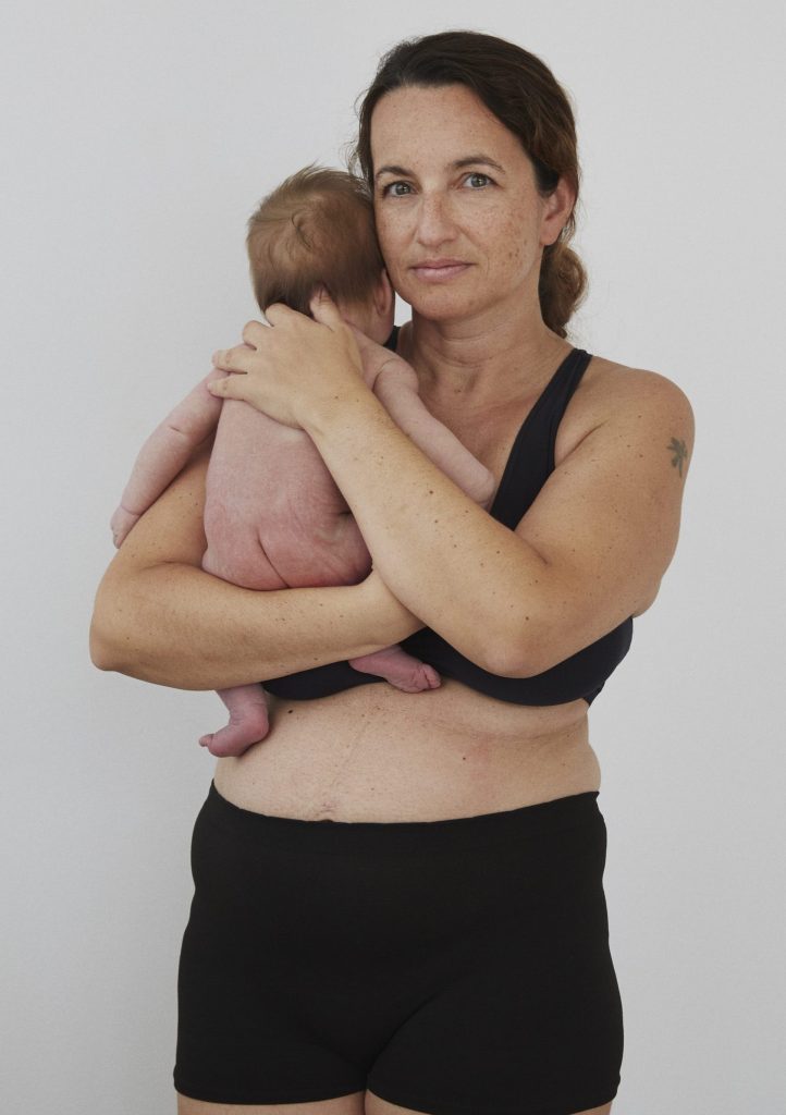 hvad skal man have med i hospitalstasken kvinde med baby iført momkind efterfødselstrusse