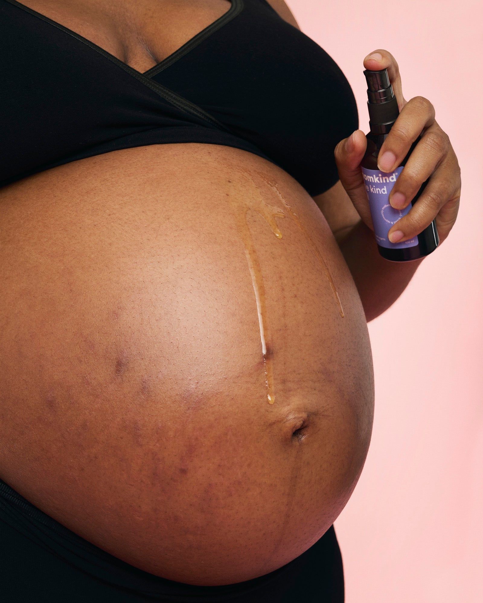 Kvinde har pumpet the kind oil ud på hendes gravide mave.