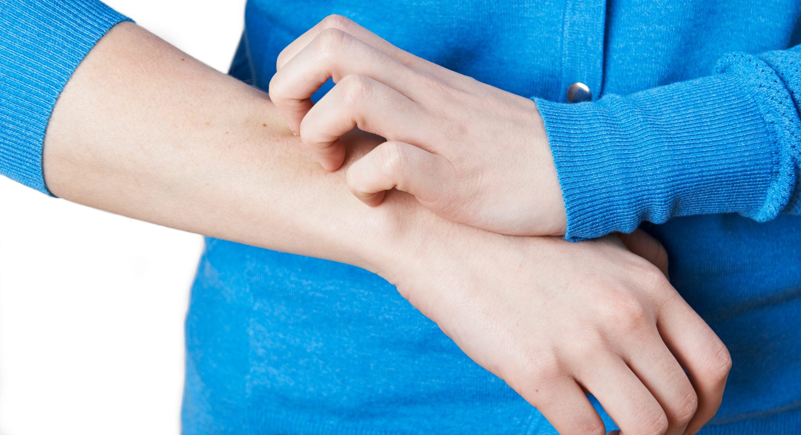 leverbetinget graviditetskløe hånd kradser på arm