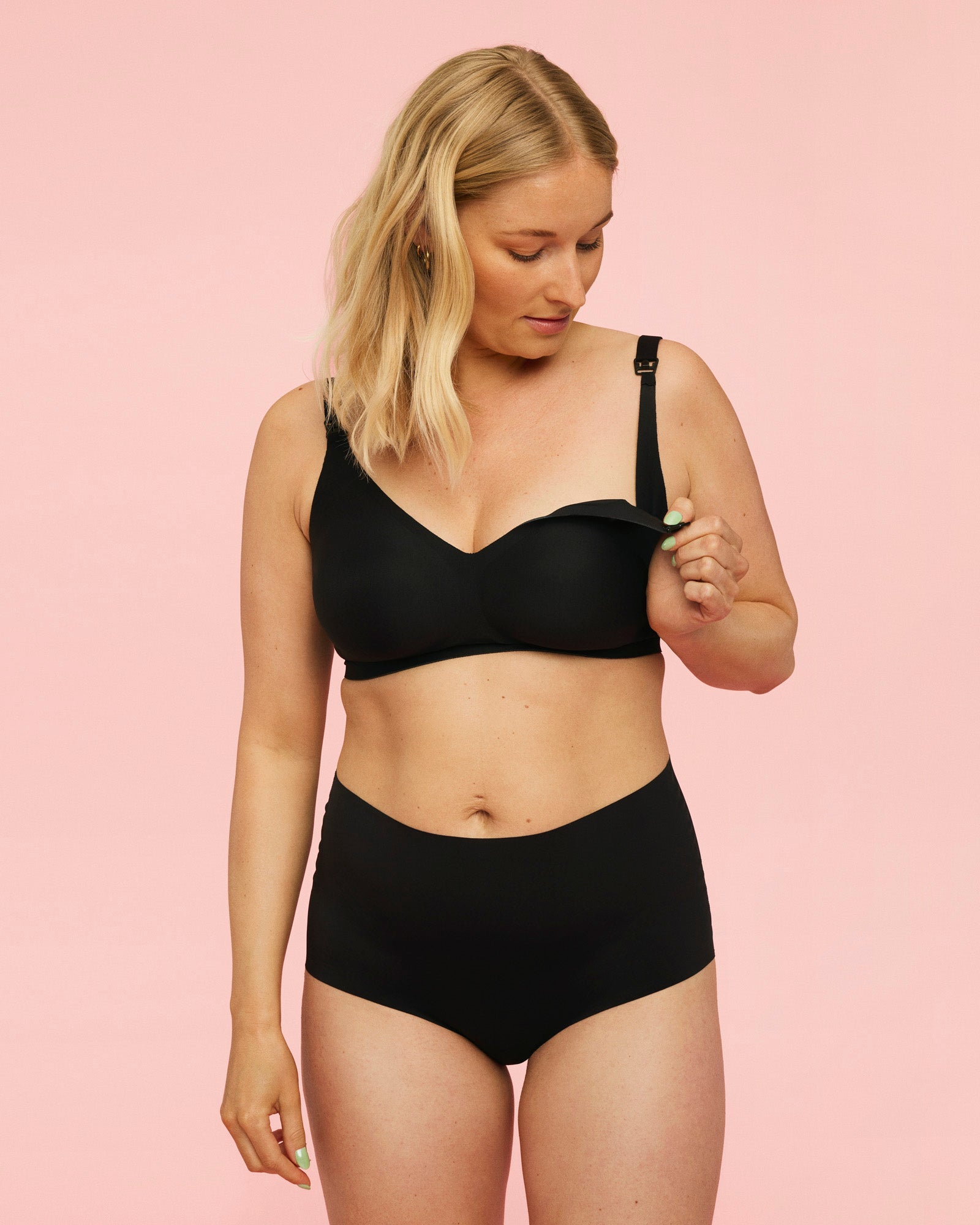 kvinde iført amme bh uden bøjle med vattering fra momkind og højtaljede sømløse underbukser fra momkind