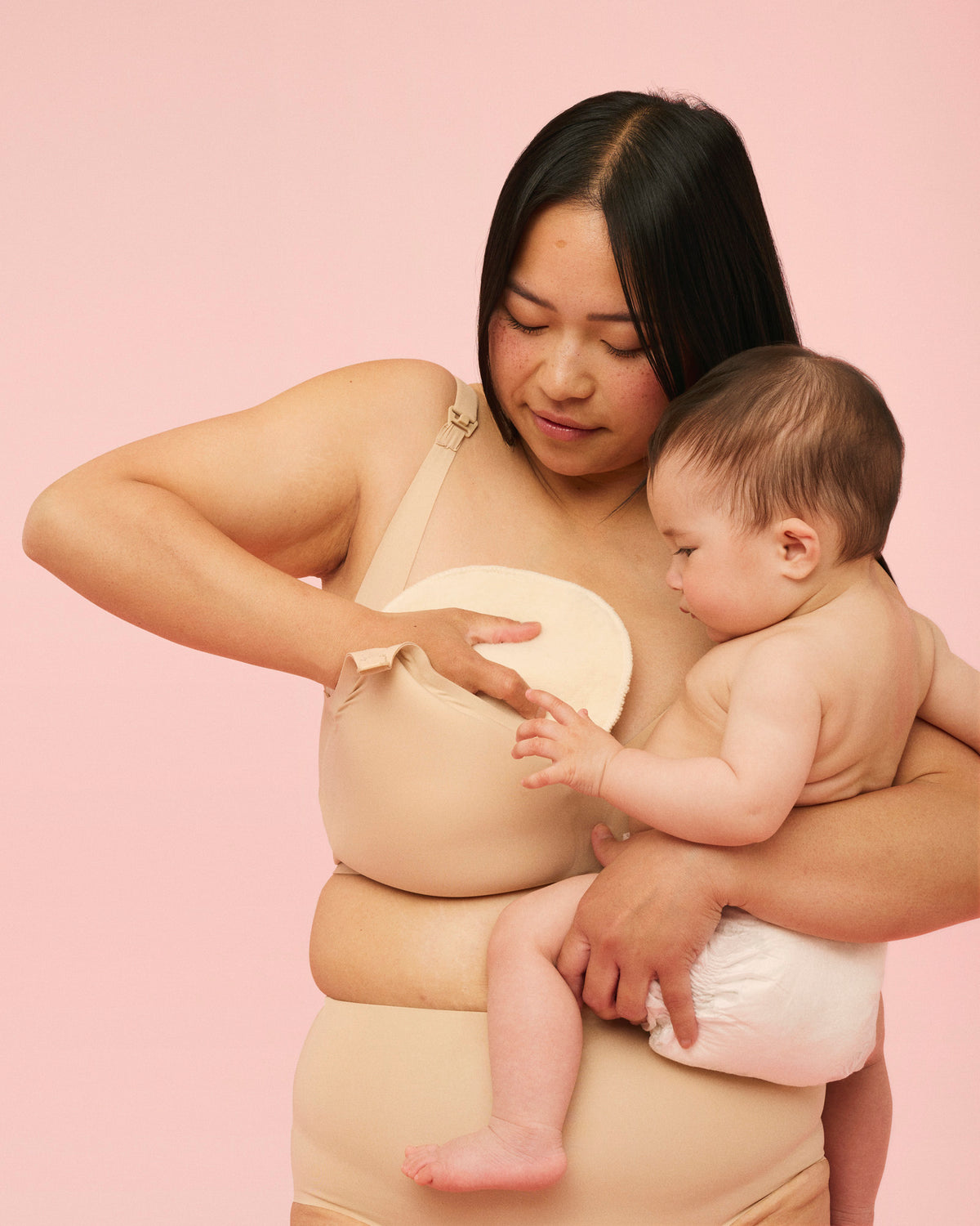 Momkind amningsinlägg i ull placeras i en vadderad amningsbehå