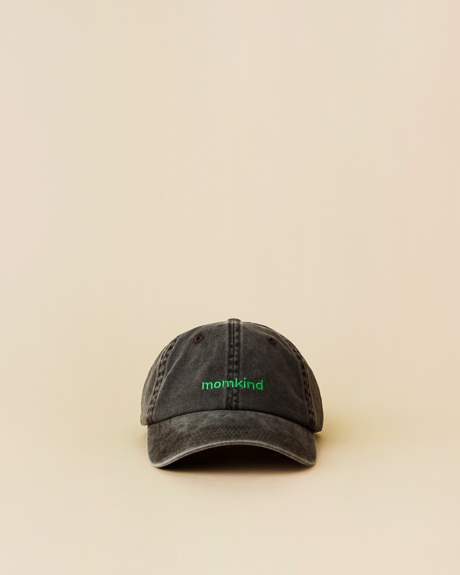 Momkind sort cap med grønt logo.