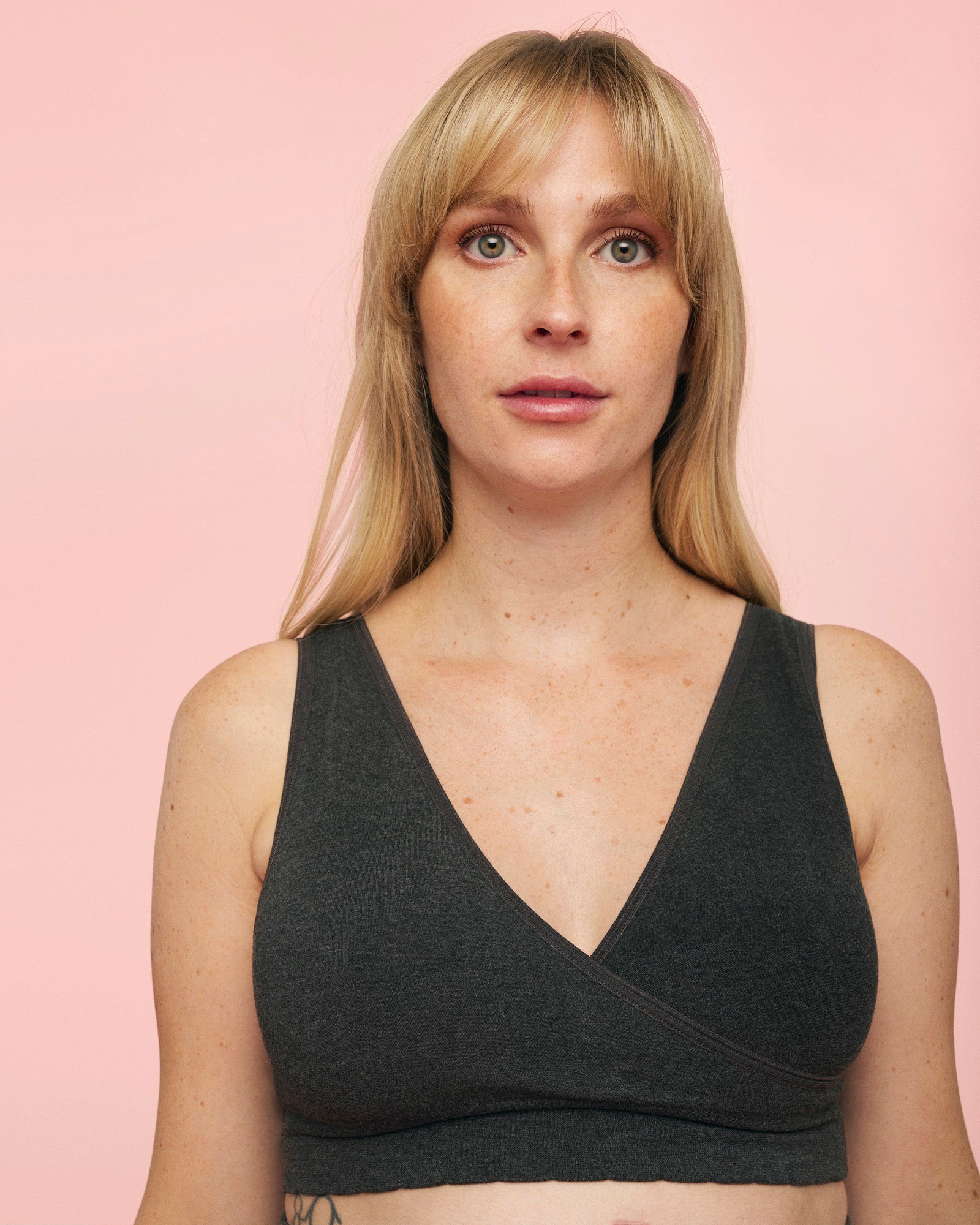 kvinde iført blød cross over ammebh i grå fra momkind