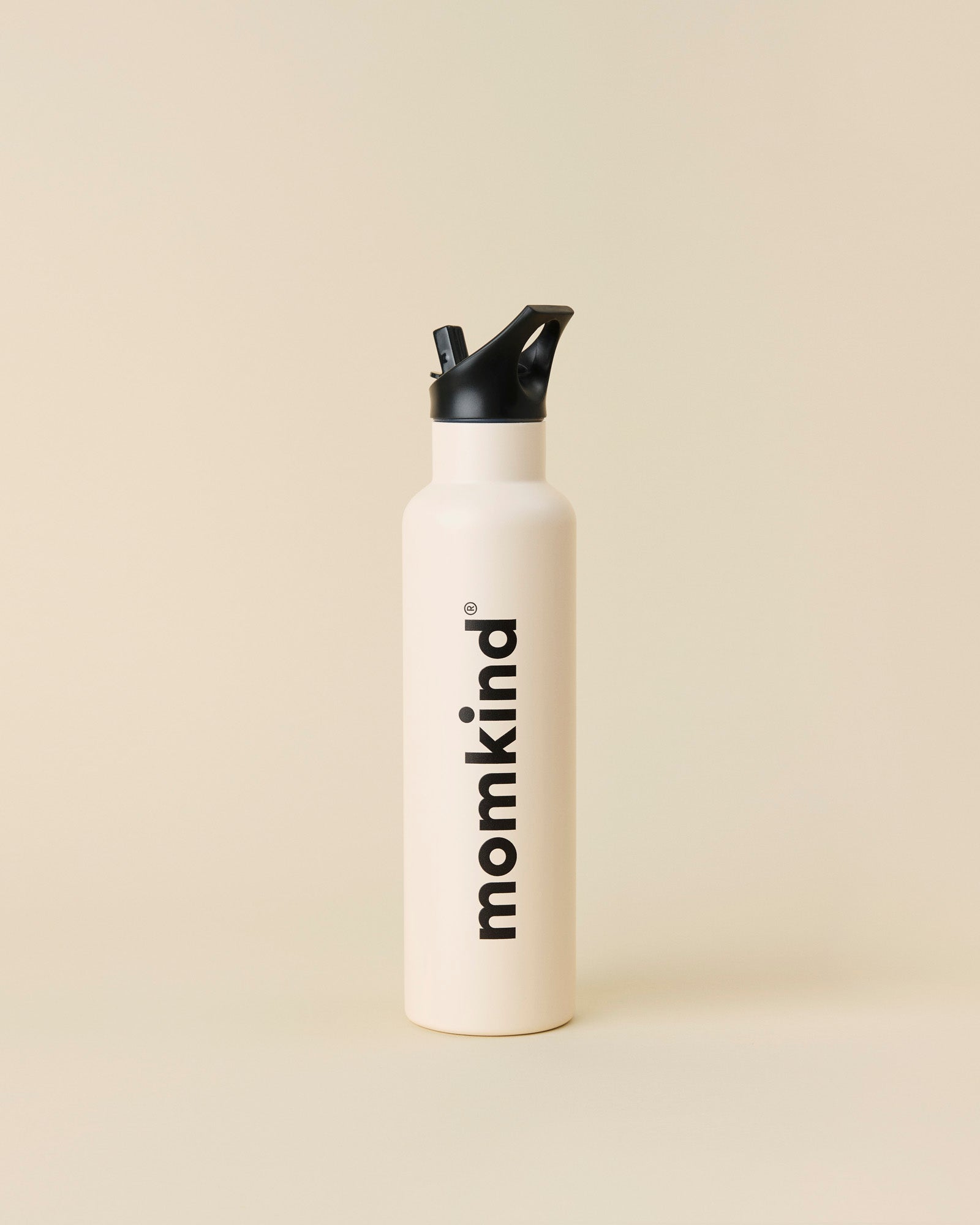 termo drikkedunk med sugerør der holder vandet koldt i beige og sort fra momkind