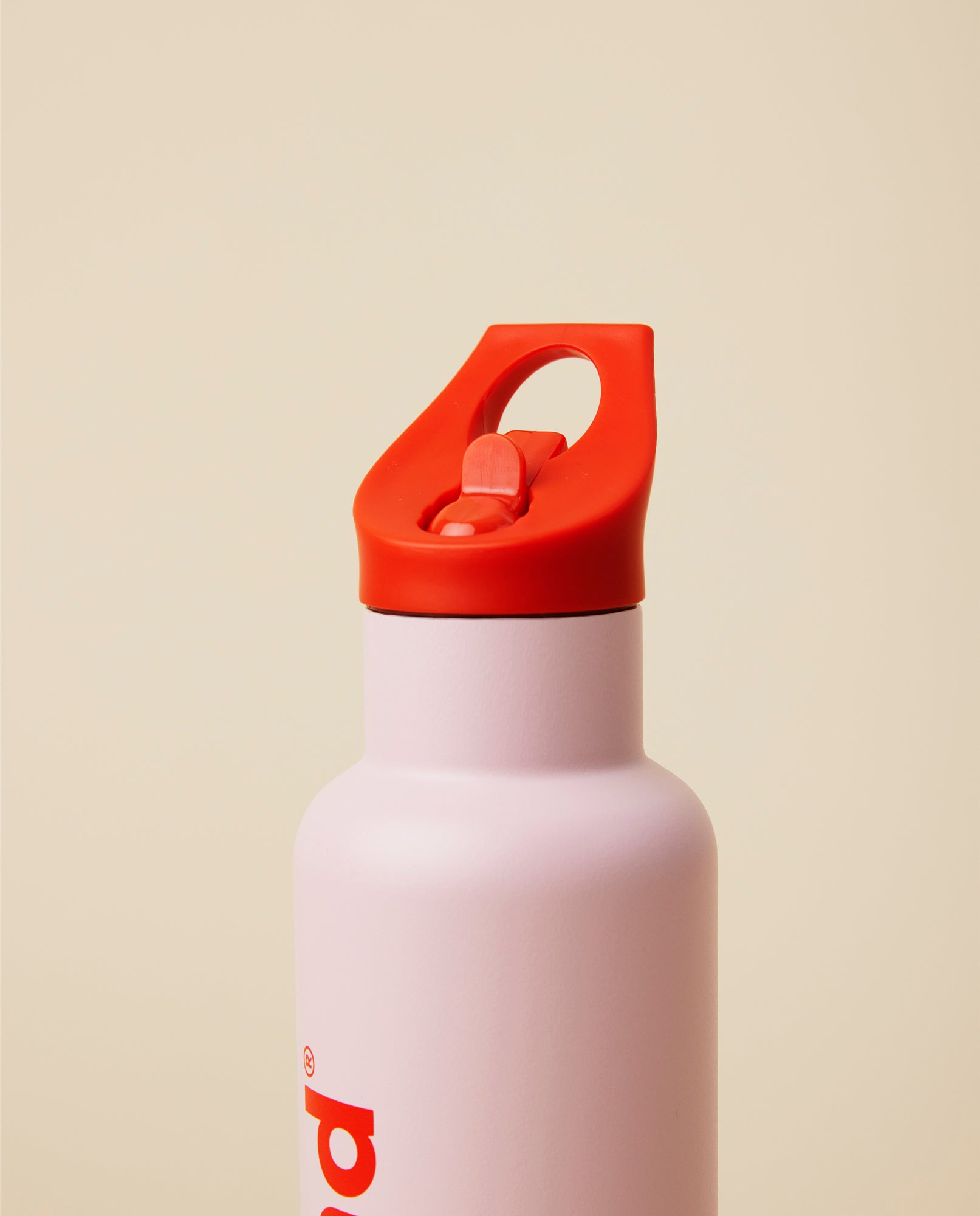 close up af låg med sugerør på momkind termo drikkedunk i lyserød og rød