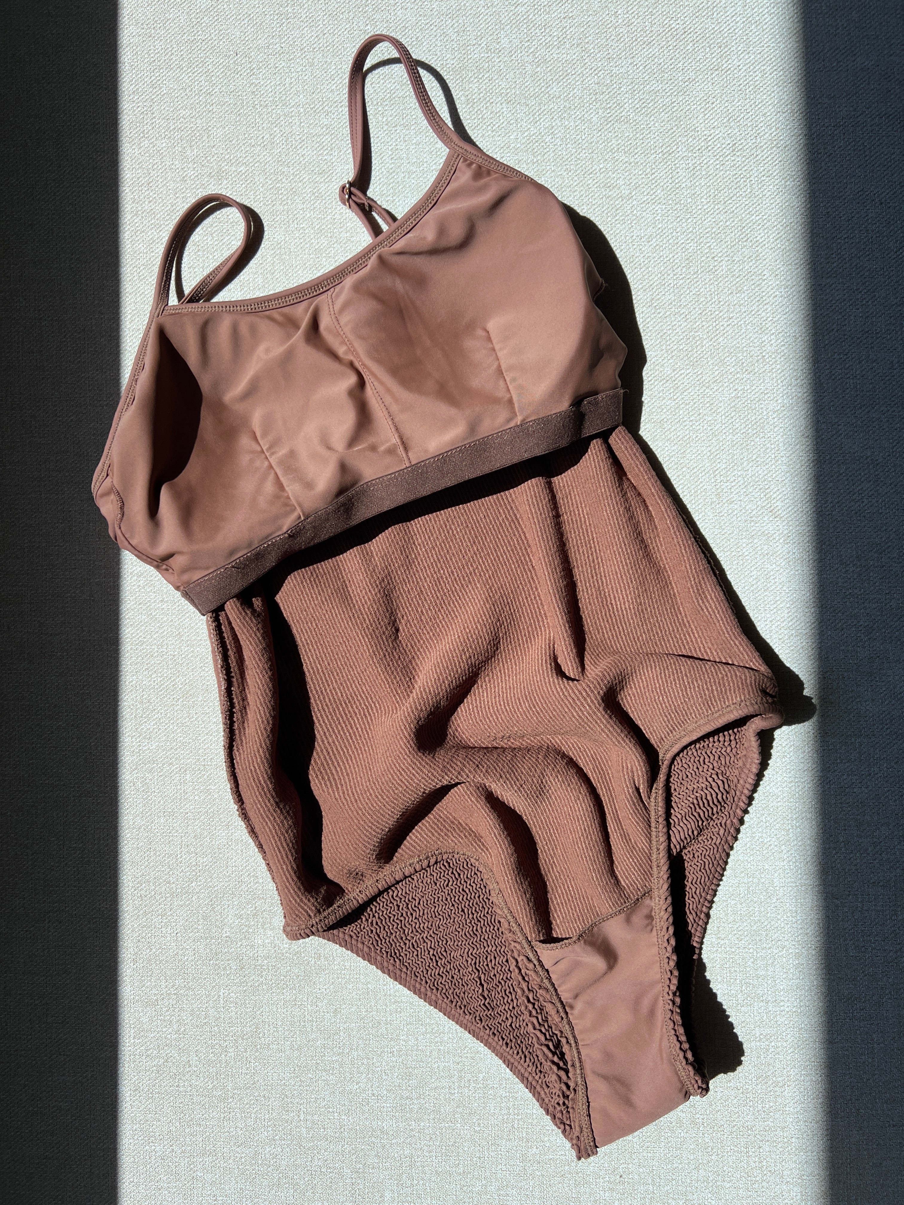 momkind gravid badedragt vrangen ud i farven chocolate / brun.