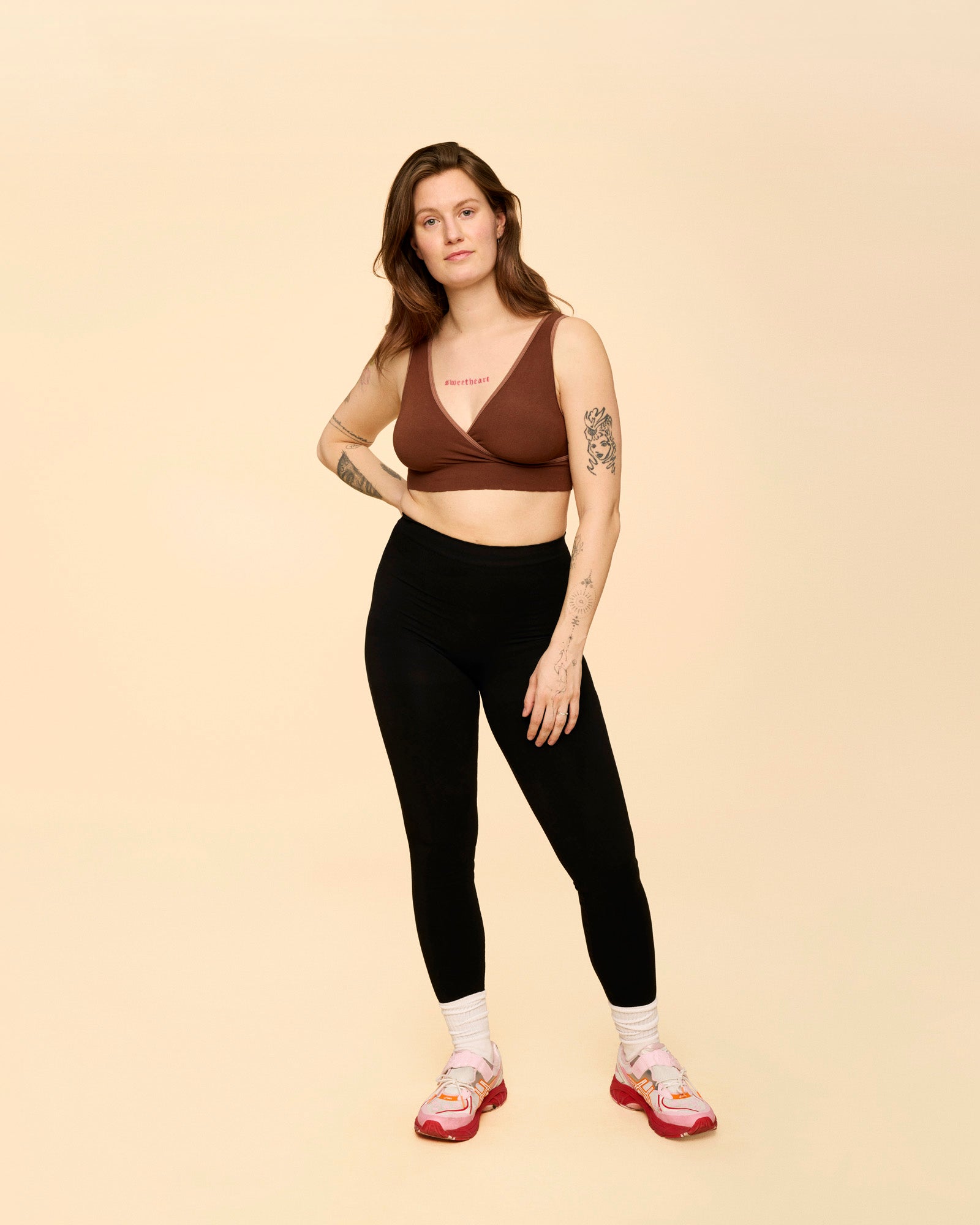 Tights med kompression I sort ses på model fortil. De er højtaljede.