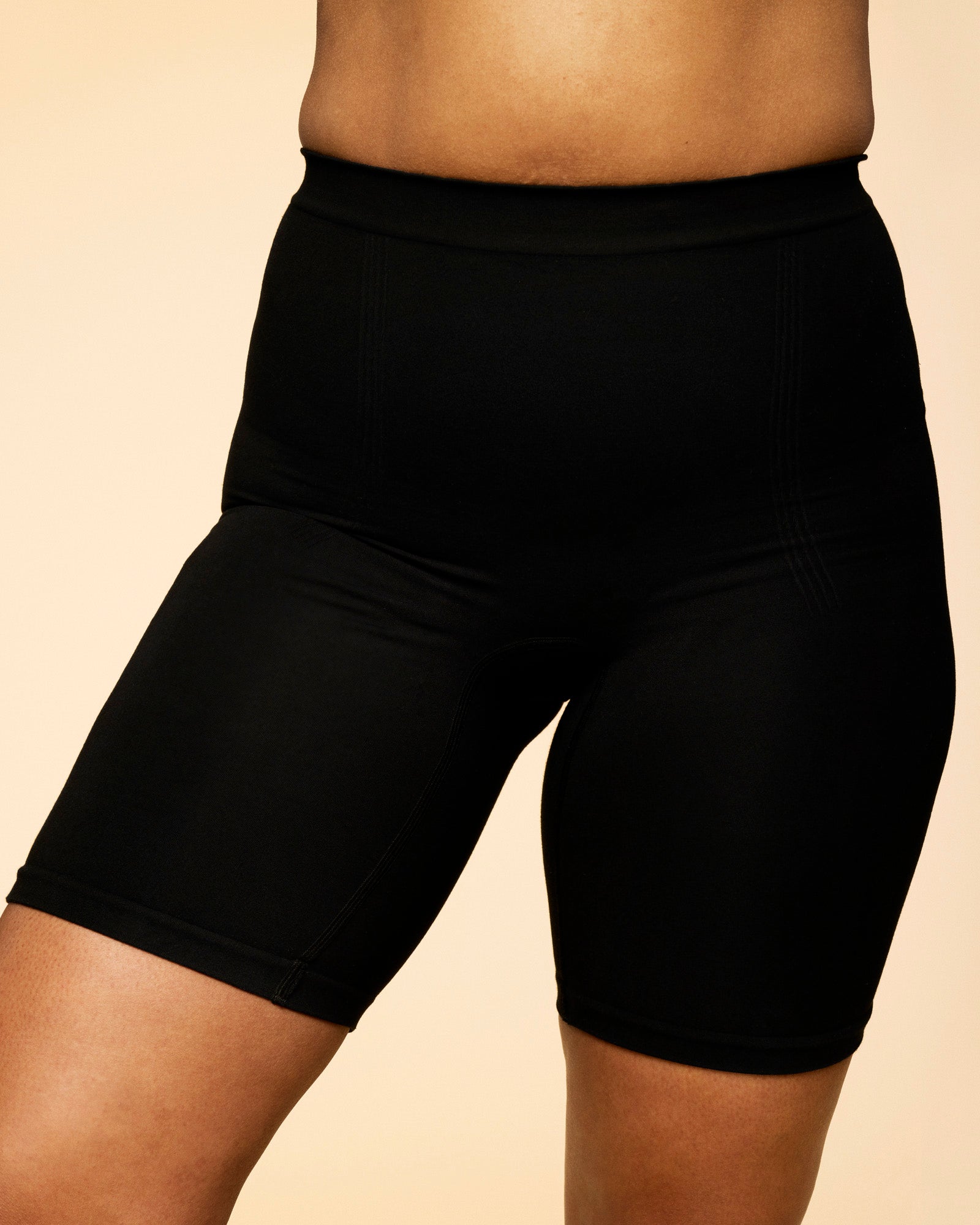 sorte efterfødselsshorts med kompression. Nærbillede af shortsene forfra.