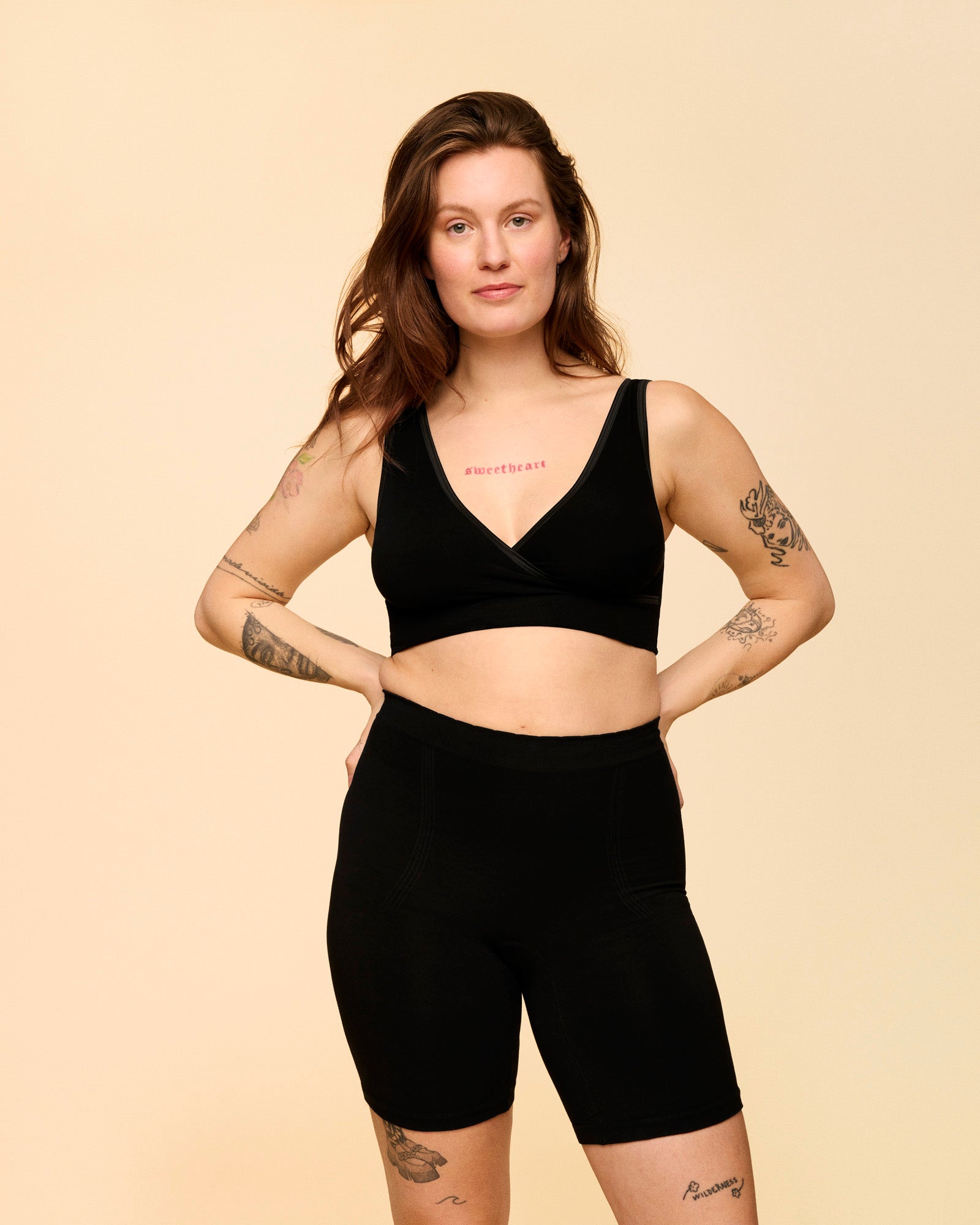sorte cykelshorts til kvinder, de ses fra fronten, hvor man kan se de er højtaljede og går over navlen.