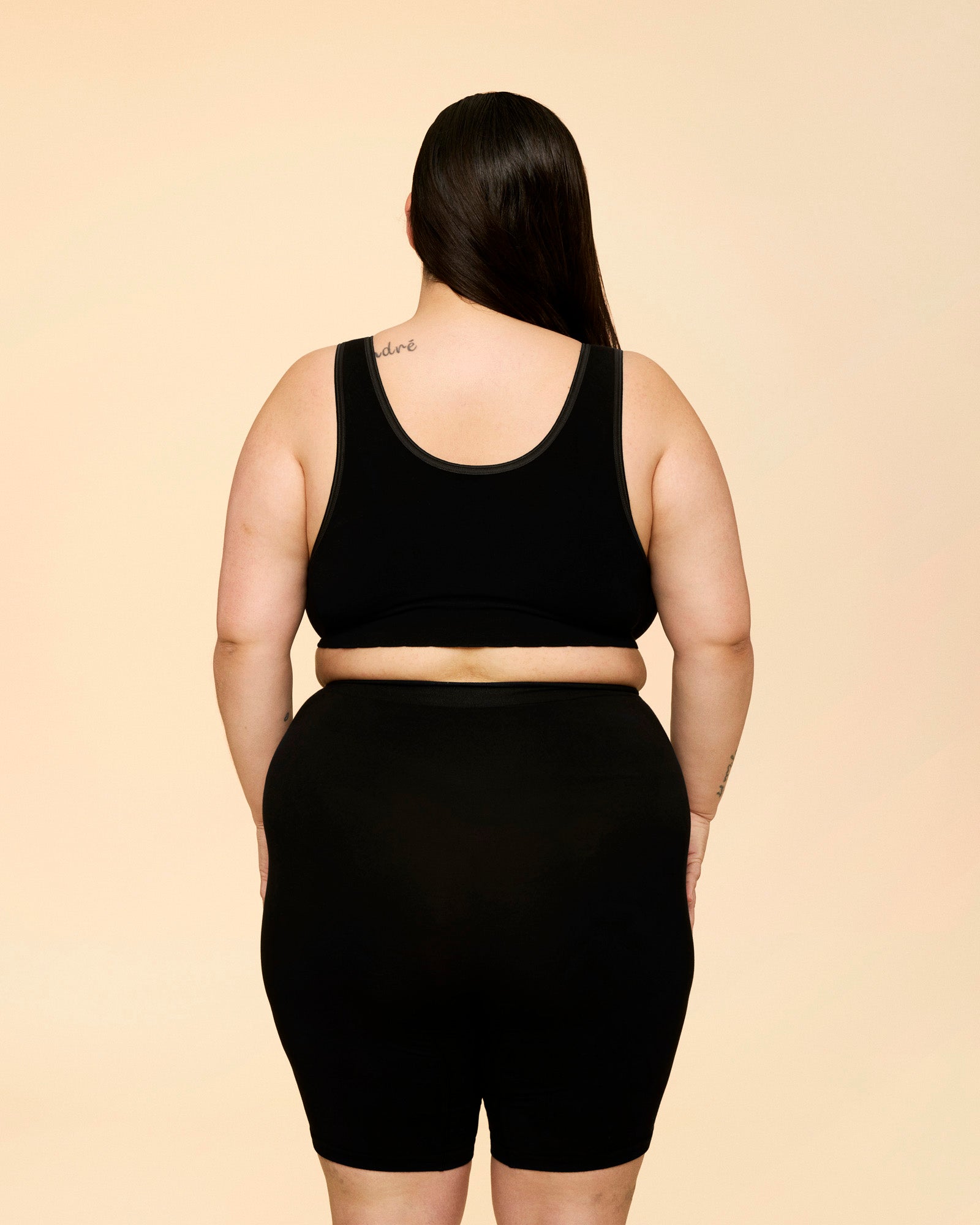 momkind hugwear postpartum shorts I sort på plus size mode. Pasformen ses bagfra rundt lænd, numse og lår.