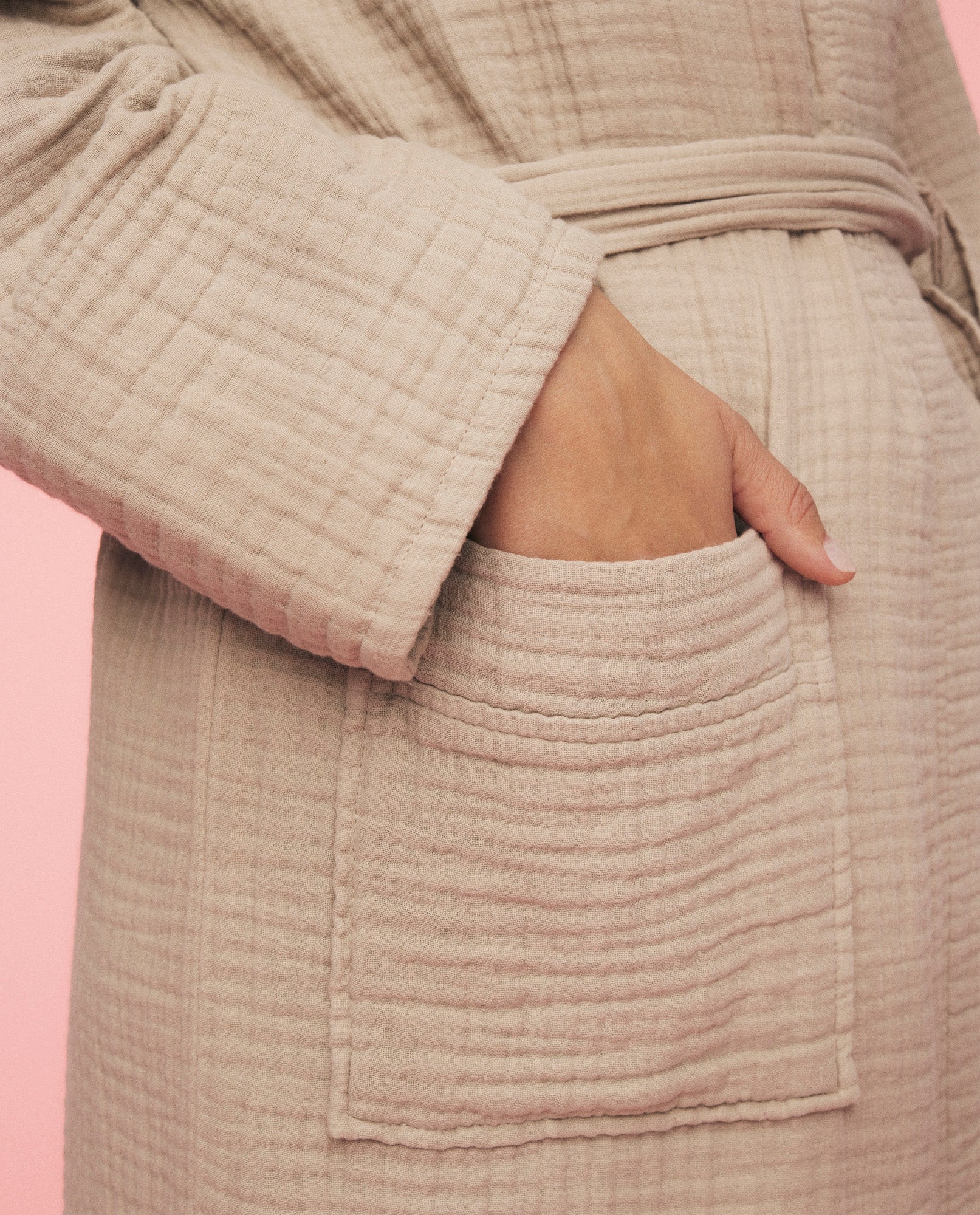 Nærbillede af momkind kind robe lomme, hvor kvinde har sin hånd i.