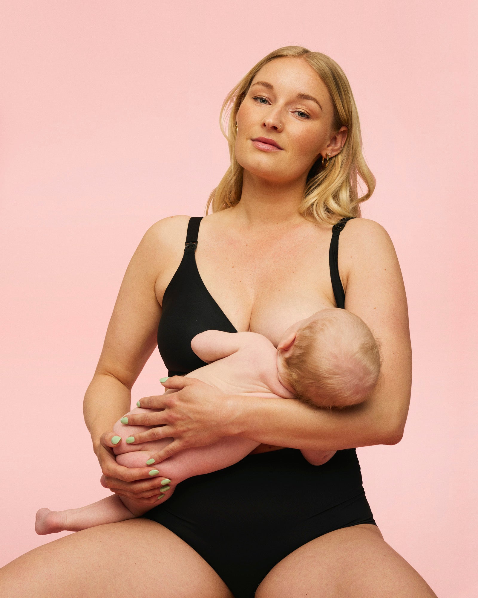 kvinde ammer sin baby iført momkind seamless amme bh med vattering