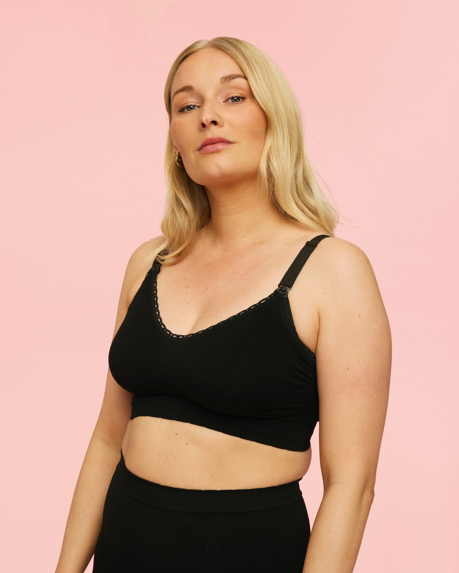 kvinde iført sort ammebh uden bøjle fra momkind