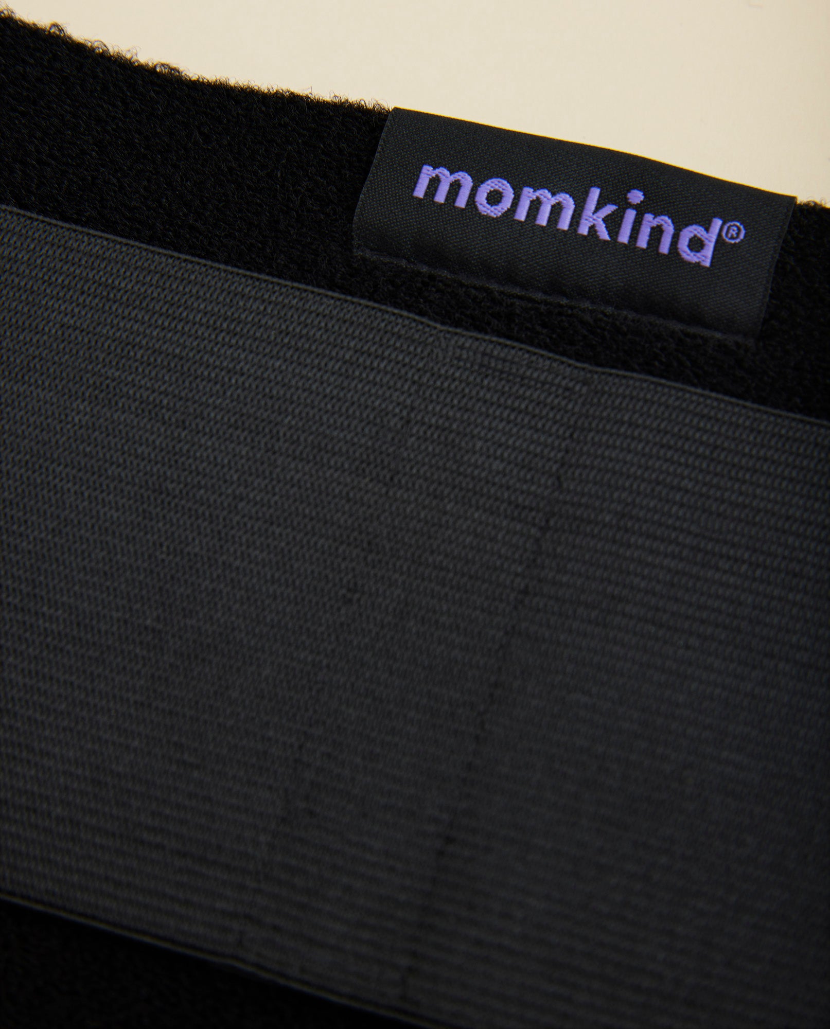 close up af detalje på bækkenbælte fra momkind som støtter bækken og lænd hos gravide