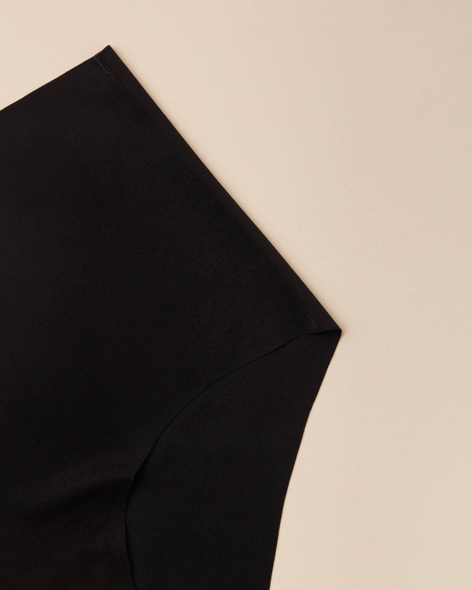 Nærbillede af ultra seamless high waist briefs fra momkind. Billedet viser at de er sømløse.
