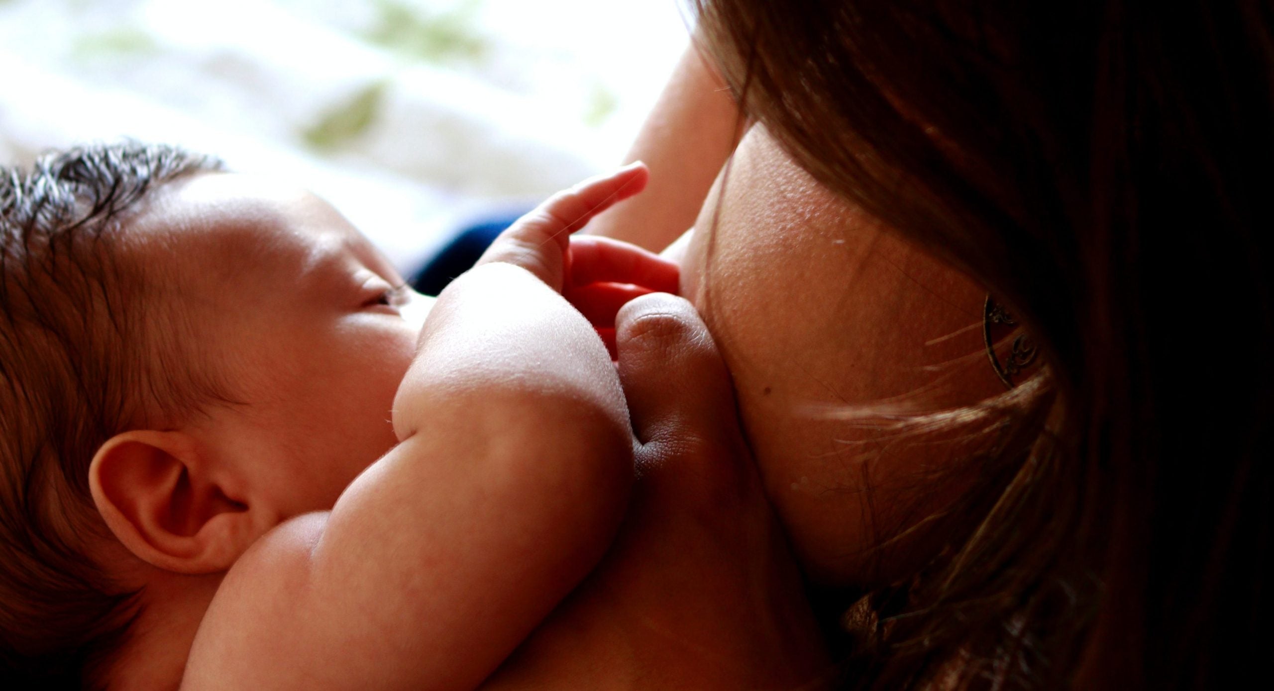 myter om amning kvinde ammer baby