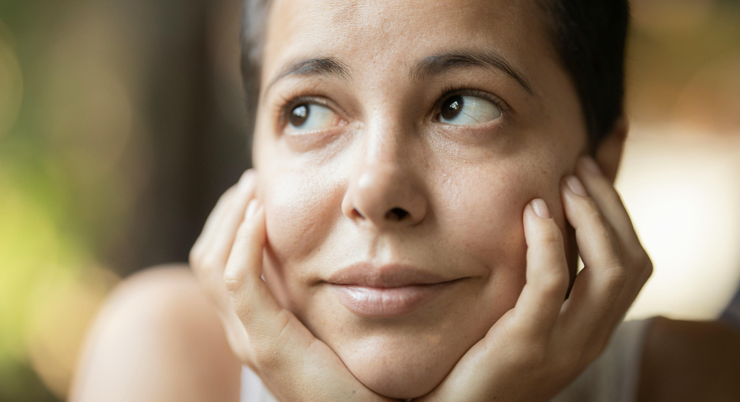 perimenopause symptomer kvinde der holder om sit hoved med sine hænder