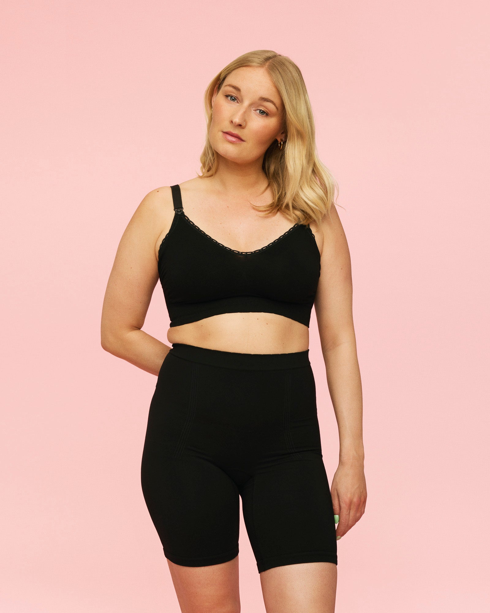 Postpartum shorts I sort. Kvinde iført shorts med matchende amme bh.