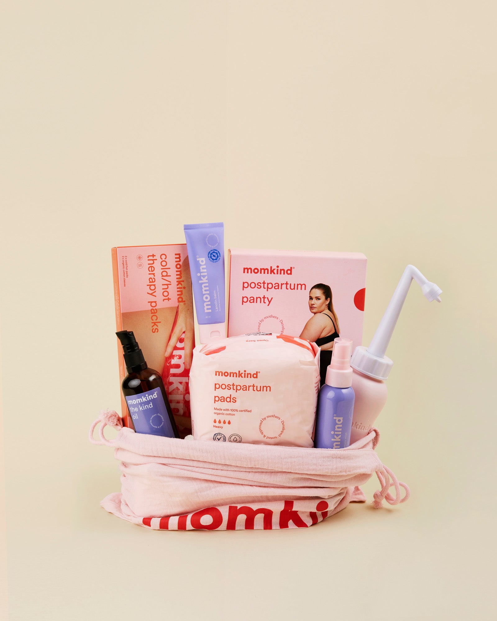Momkind stor efterfødselspakke. Posen indeholder skylleflaske, postpartum serum mist, the kind oil, lanolin balm, efterfødselsbind, køle/varme pose, efterfødselstrusser.