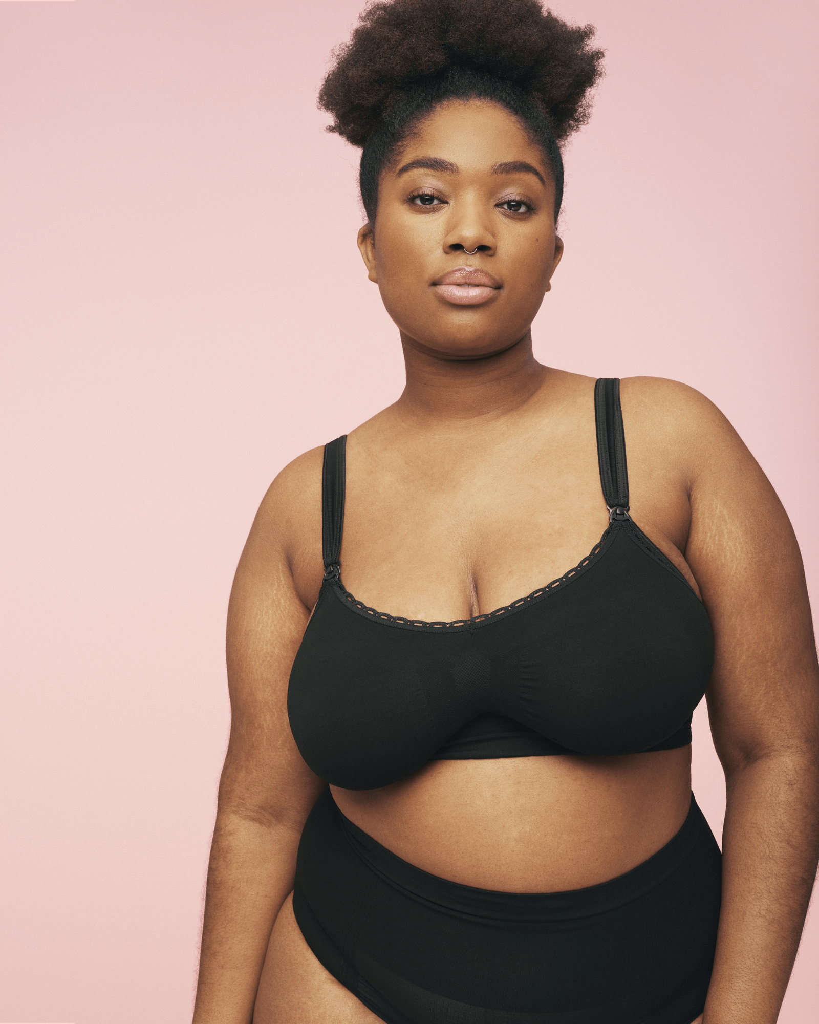 kvinde iført ammebh til stor barm i sort fra momkind