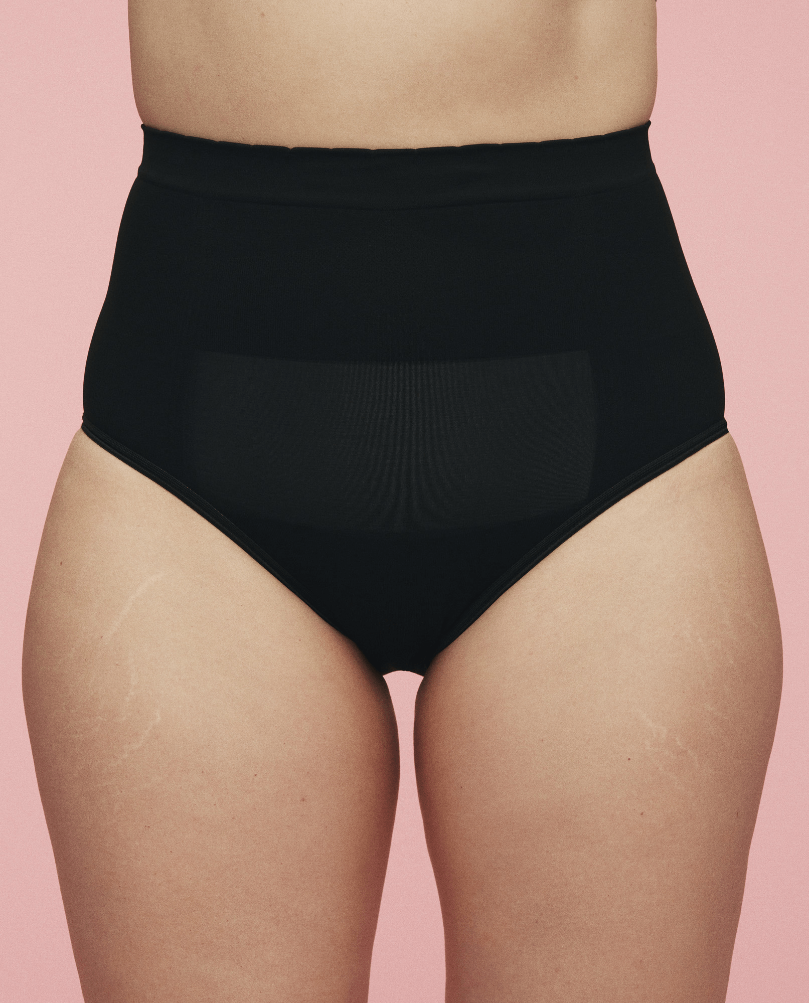 udsnit af kvinde der bærer en trusse til kejsersnit her er det momkinds kejsersnittrusser