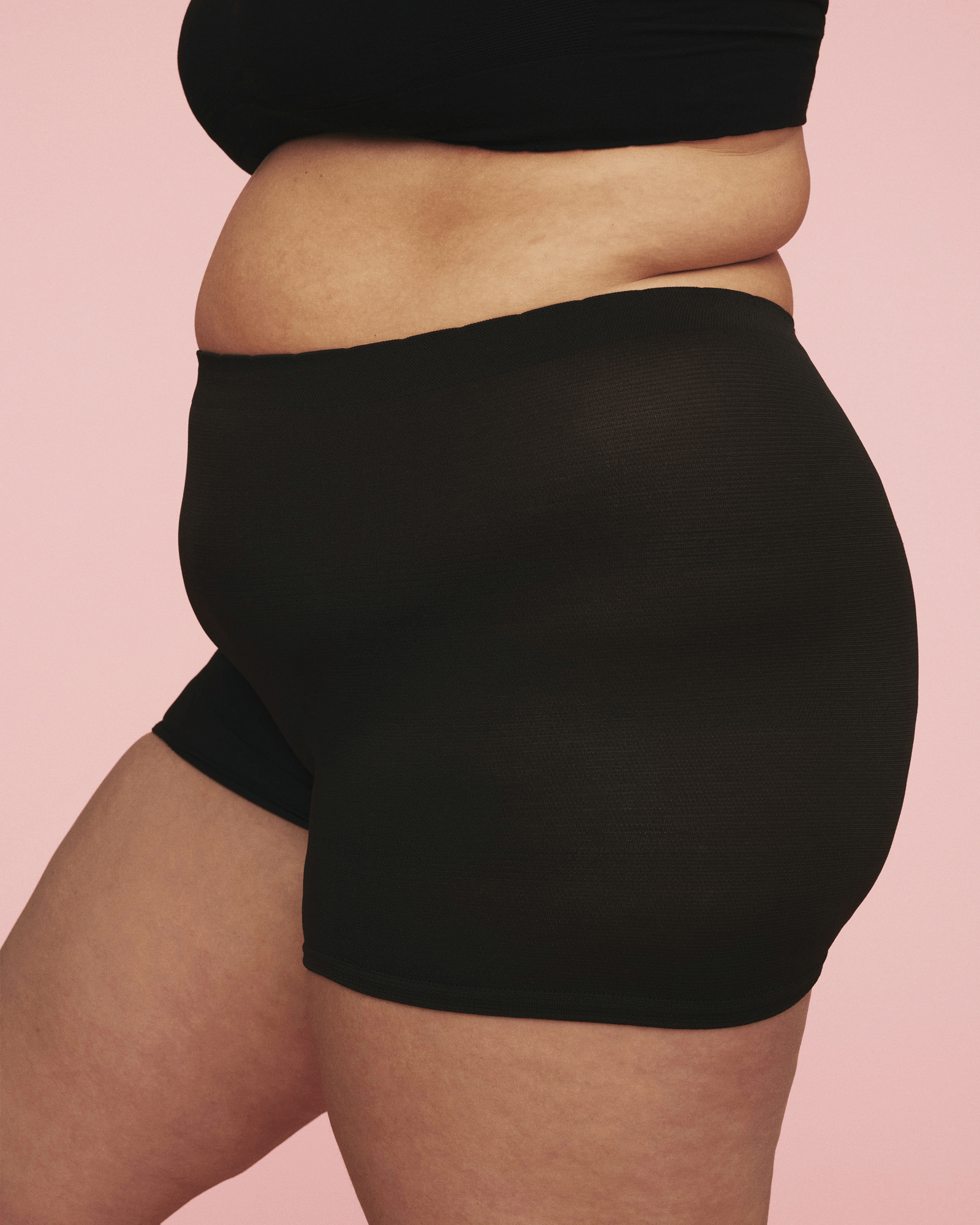 udsnit af kvinde iført momkind efterfødselstrusser