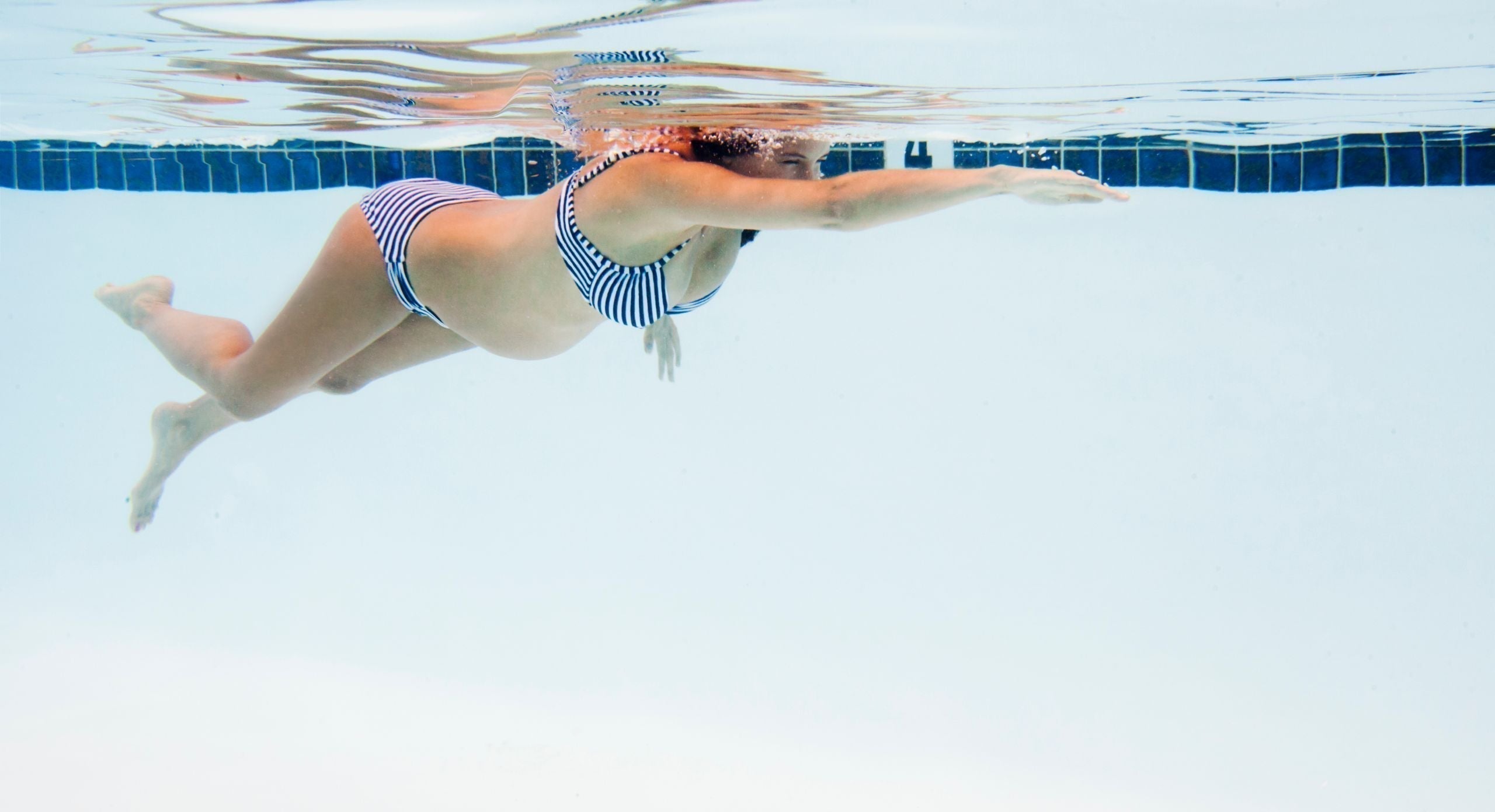 Må jeg gå i svømmehal når jeg er gravid?