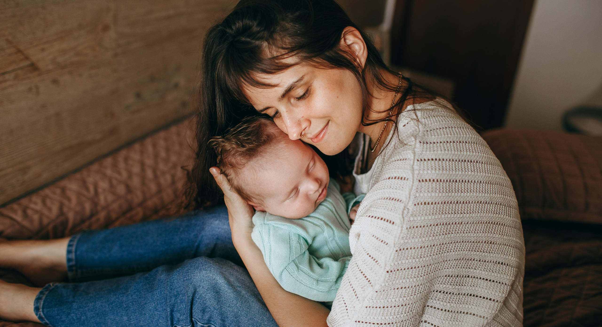 ammevenligt tøj kvinde holder baby 