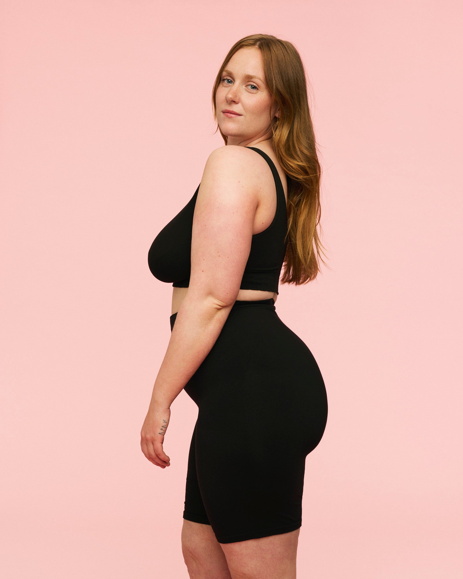 Sorte efterfødselsshorts fra hugwear. Shorts ses Dea siden med matchende amme bh.