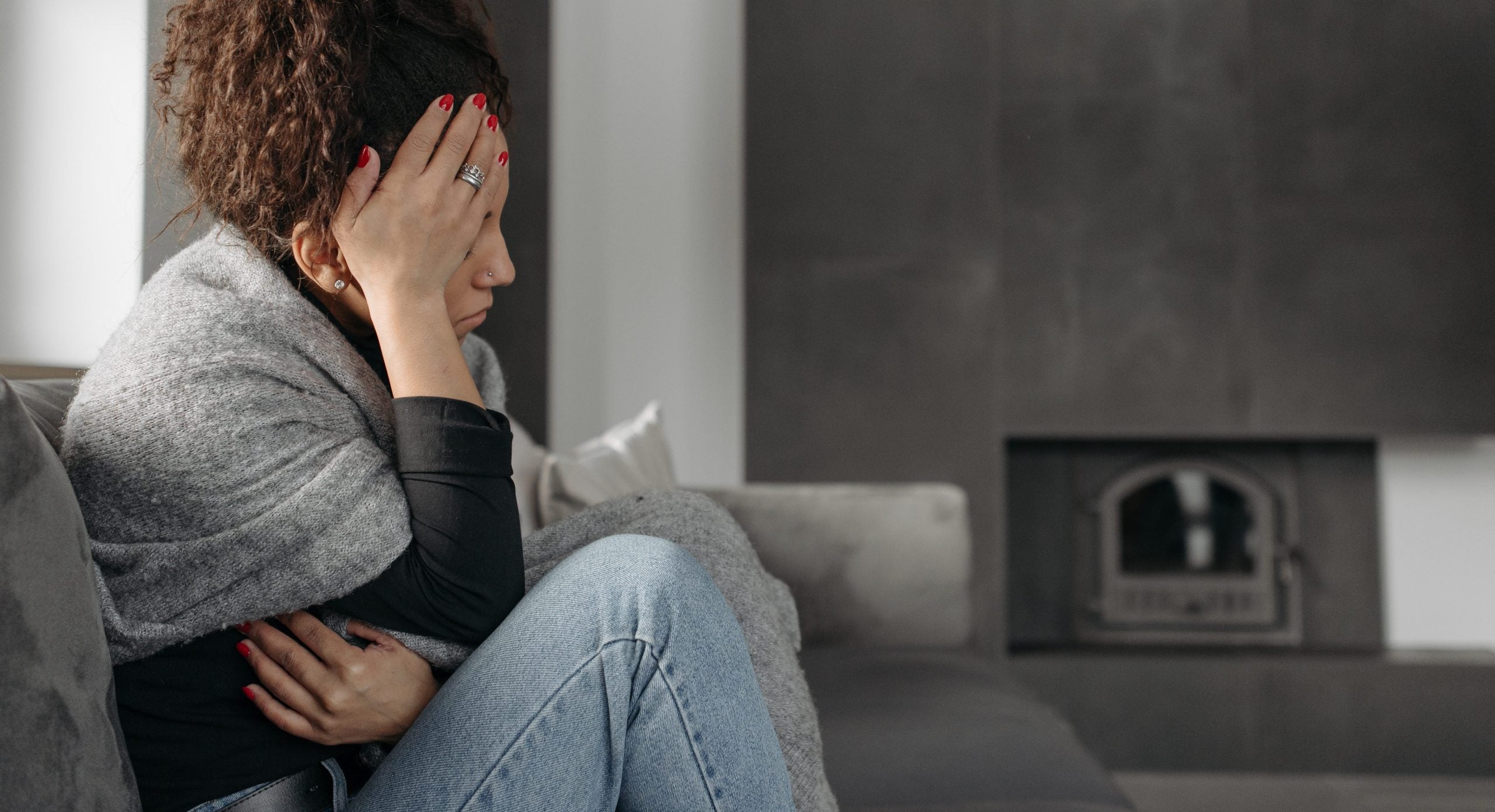 gravid kvinde lider af kvalme og træthed