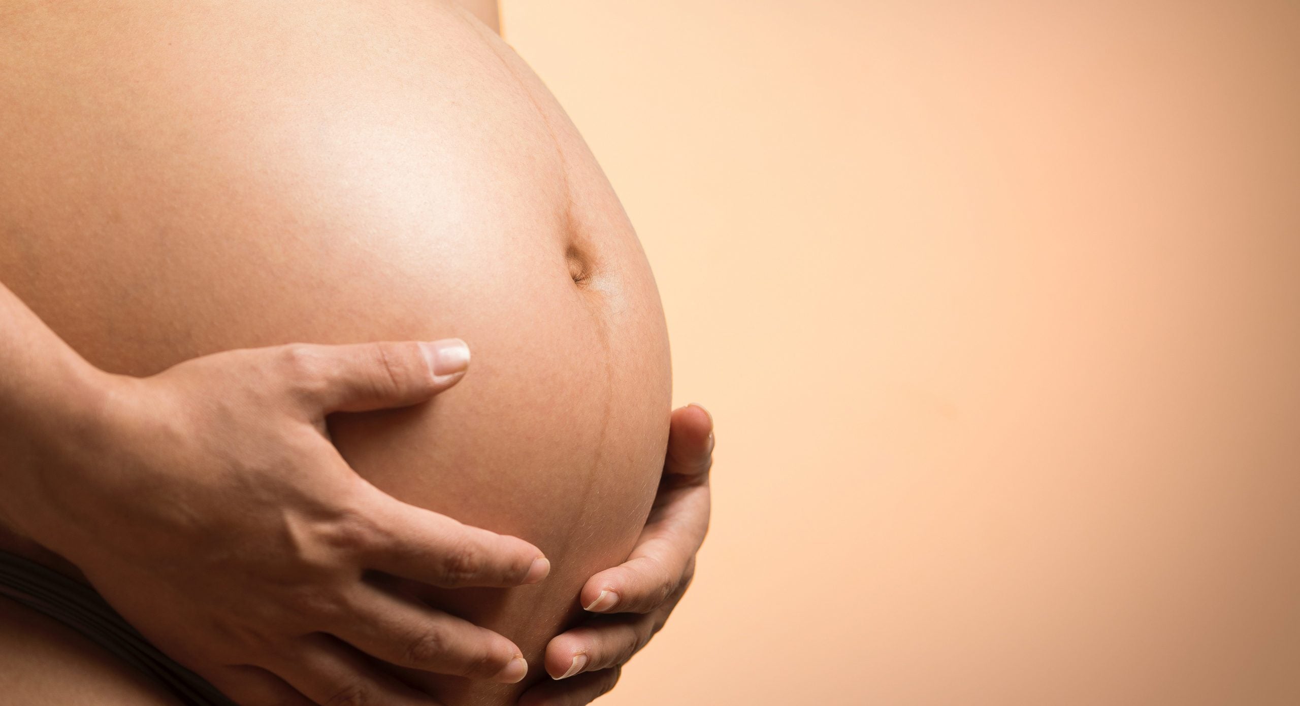 hindeløsning fordele og ulemper gravid kvinde der har hænderne på sin mave 