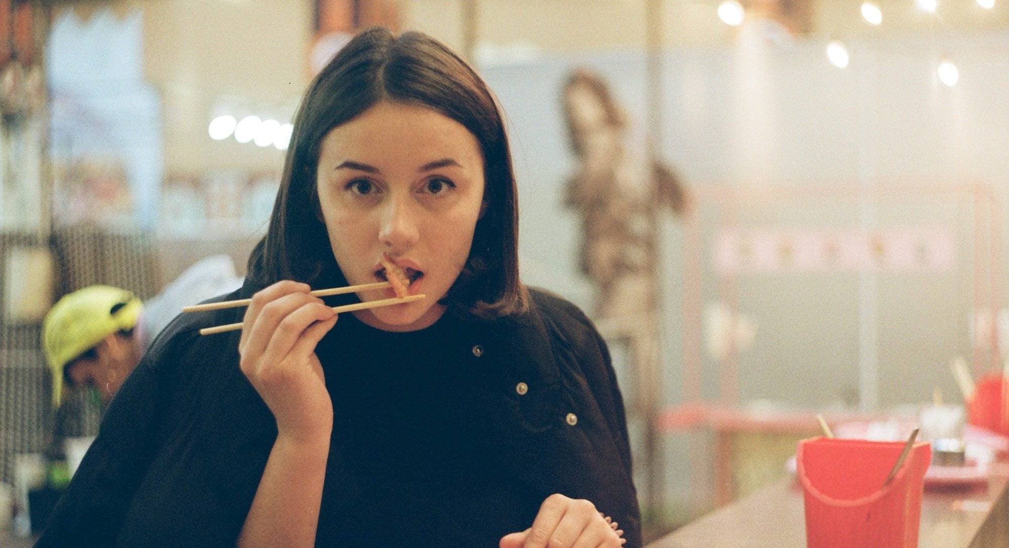 kost og graviditet kvinde spiser sushi med pinde