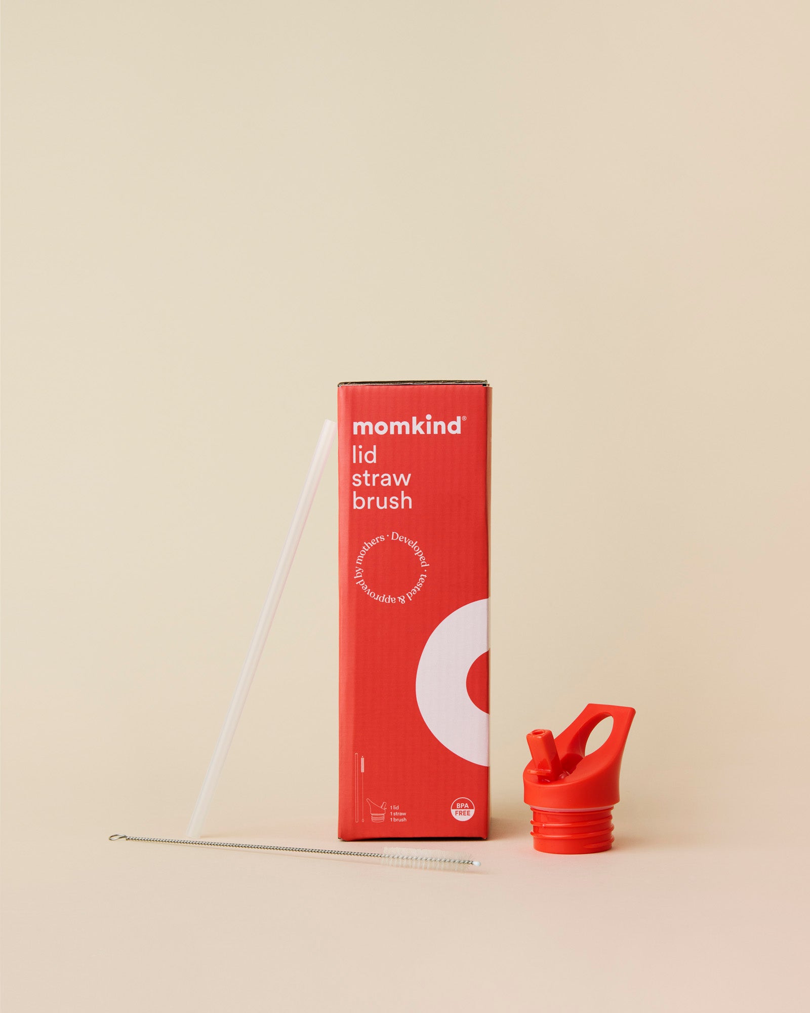 Momkind låg i farven rød, sugerør og sugerørs renser. Æske til produkterne med momkind logo.
