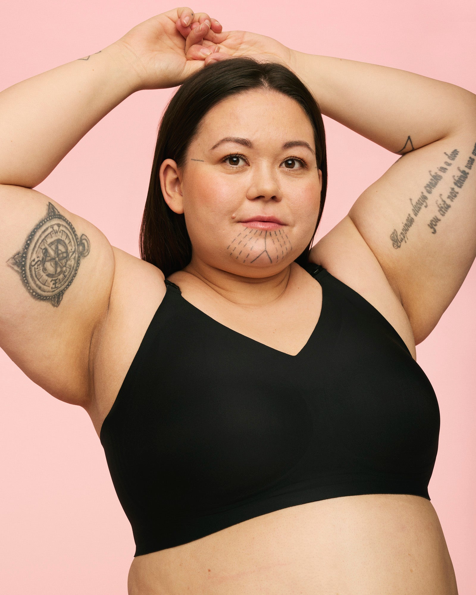 kvinde står med hænderne over hovedet iført seamless amme bh med vattering fra momkind