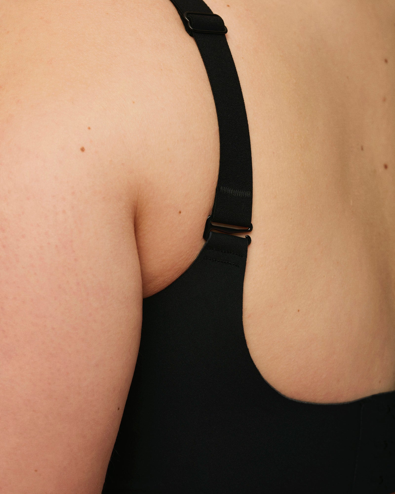 close up af detaljer på ryggen af seamless amme bh fra momkind