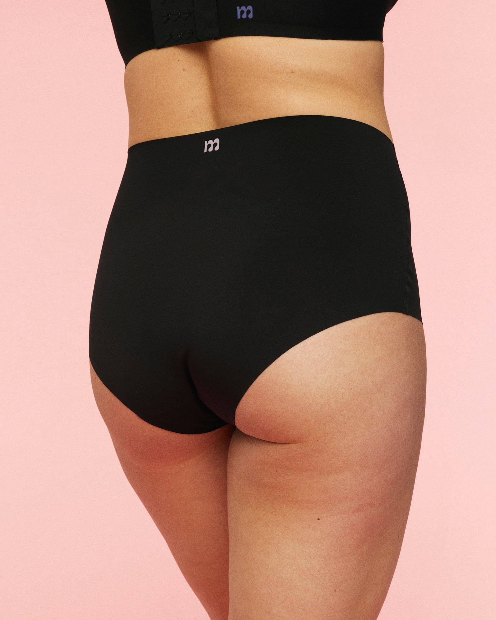 Momkind ultra seamless high-waist briefs på model bagfra. Her ses trussens form rundt lænd og numse.