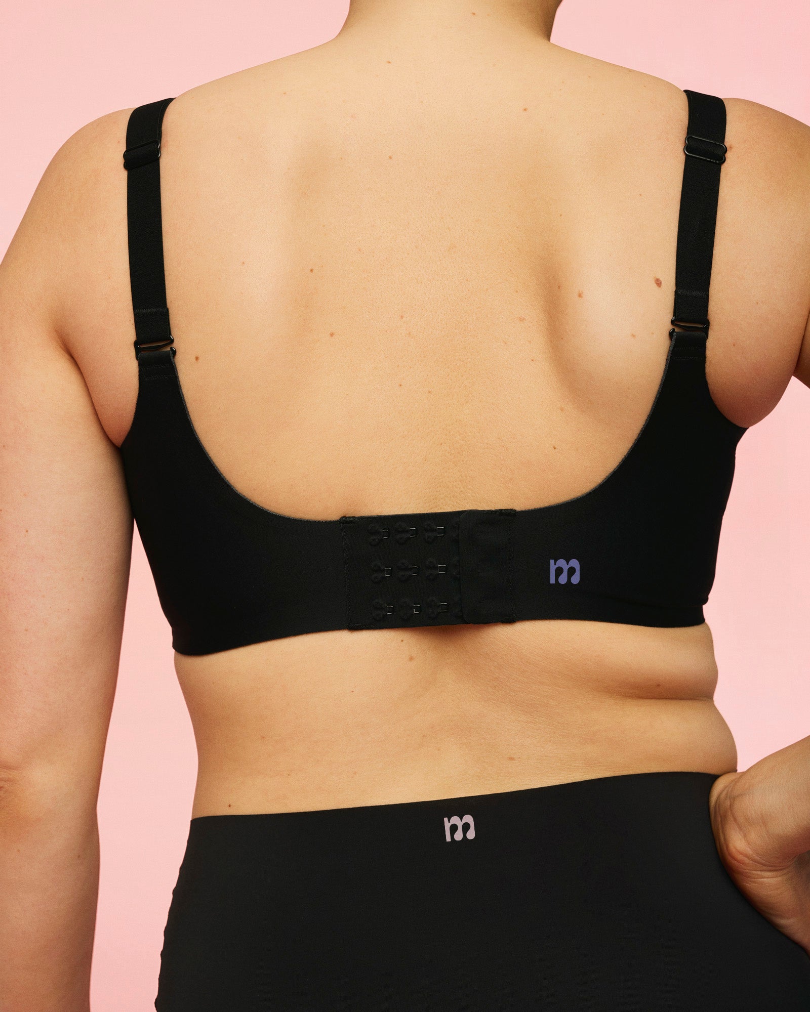 close up af detaljer på ryggen af vatteret amme bh fra momkind