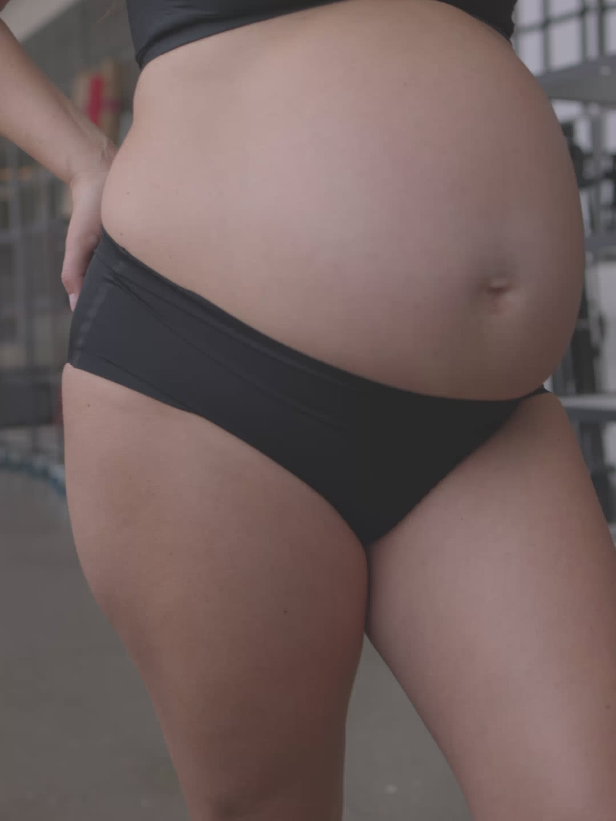 Video I nærbillede med kvinde iført under belly briefs fra momkind i sort