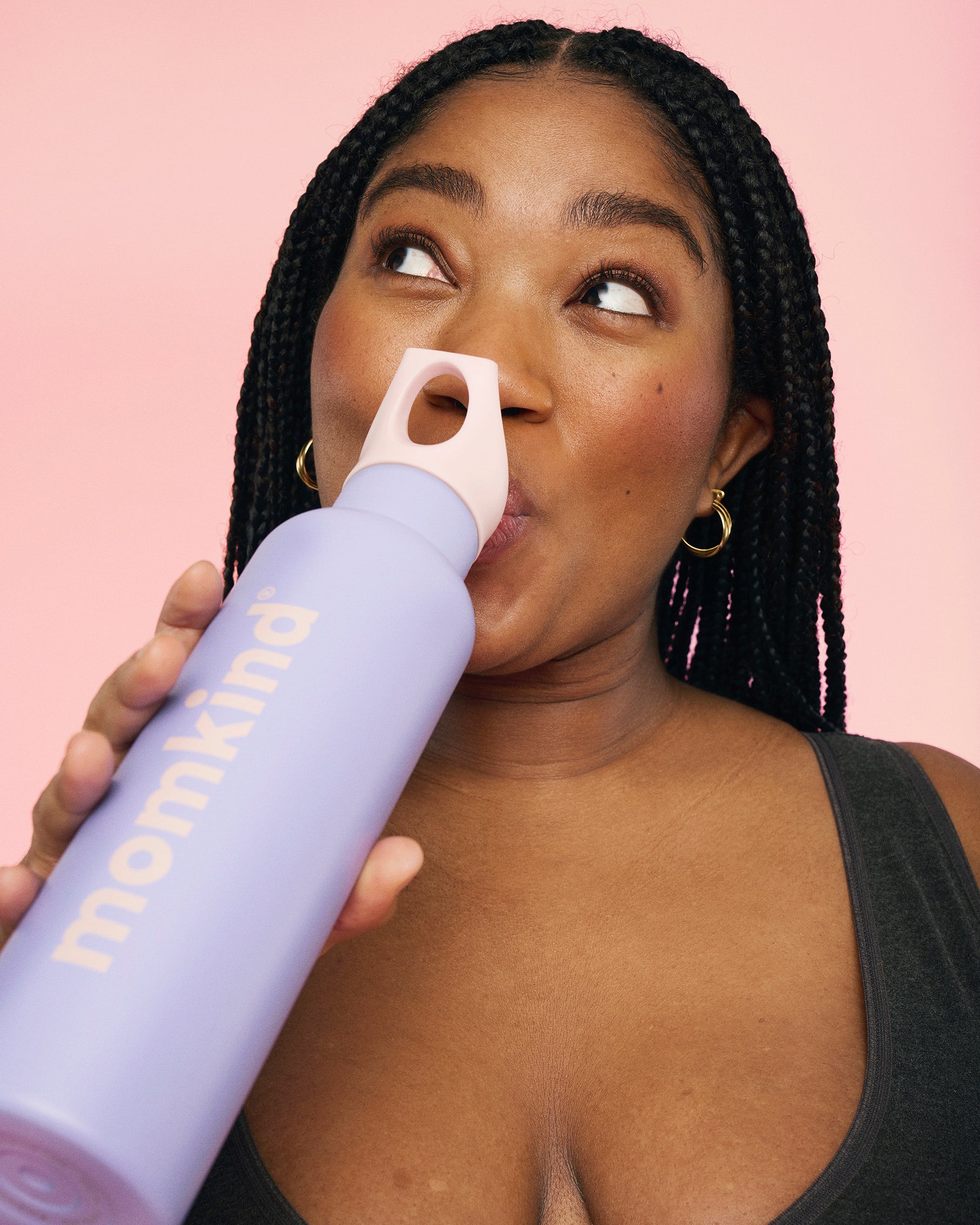 kvinde drikker af lilla termo drikkedunk med sugerør fra momkind