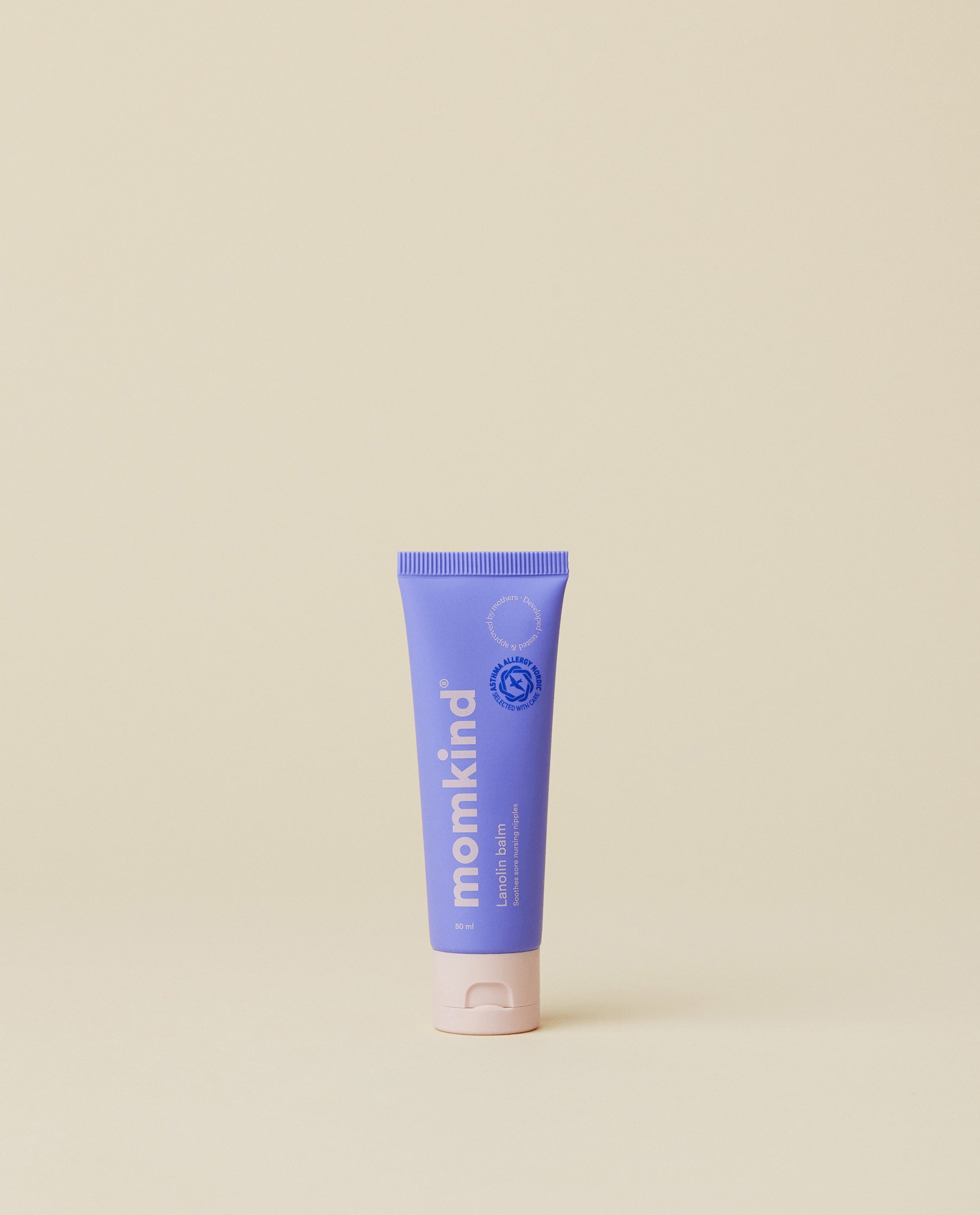 Momkind lanolin salve til brystvorter. Emballagen er lilla med lyserødt låg og skrift.